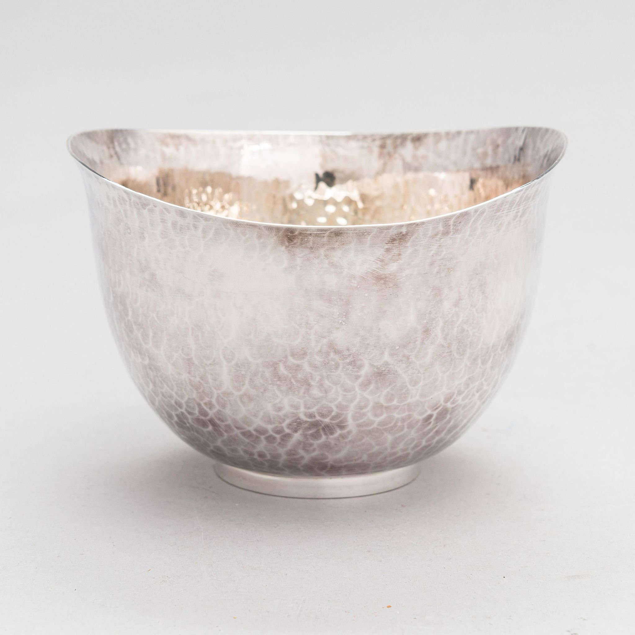 Eric Löfman Hammered sterling silver bowl MGAB, Uppsala 1986 Stamped