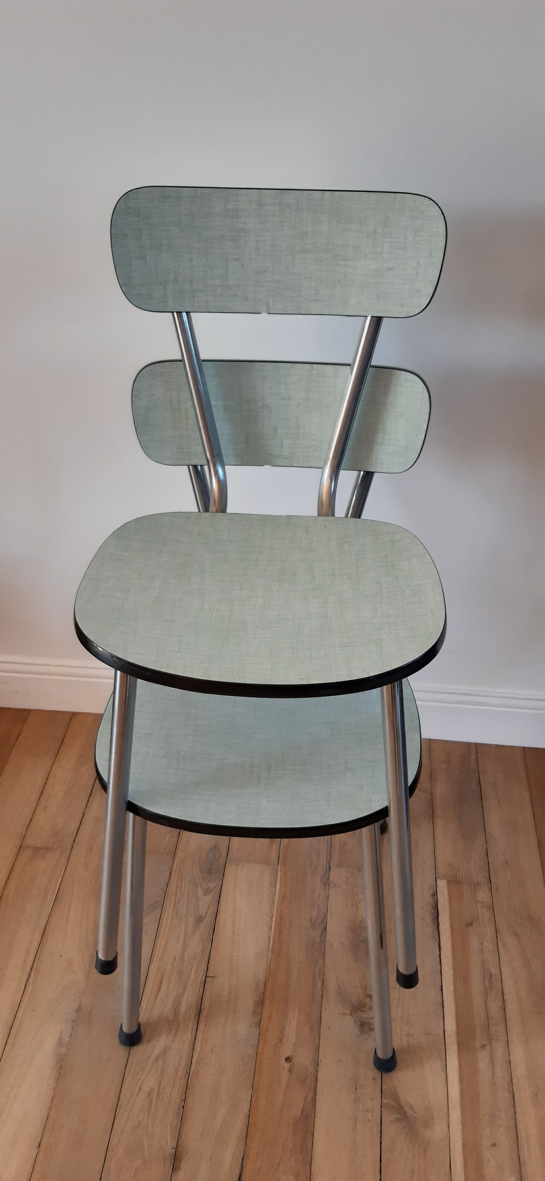 Duo de chaises en formica vert pastel années 70