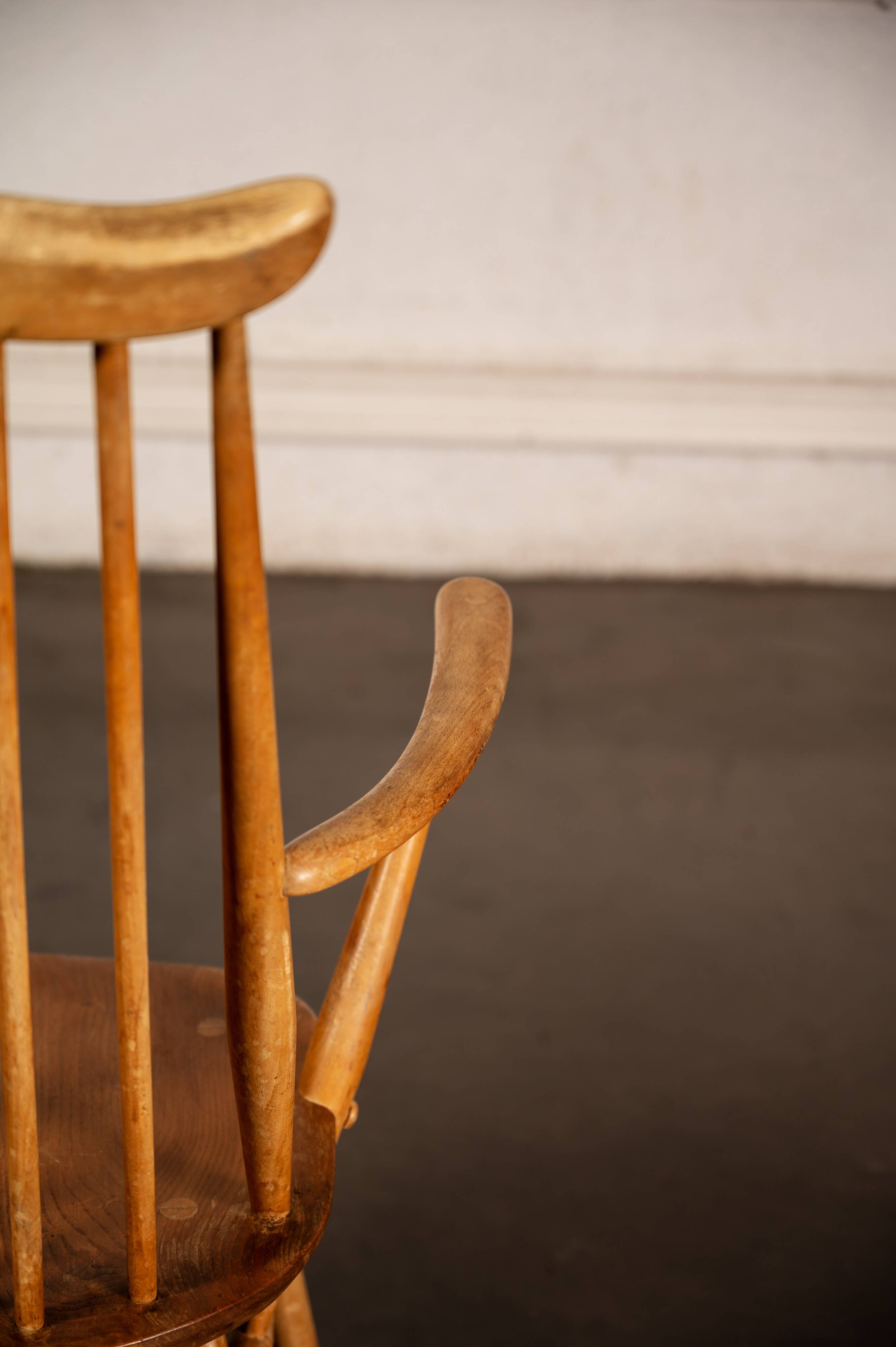 Set of 2 Windsor chairs with armrests.