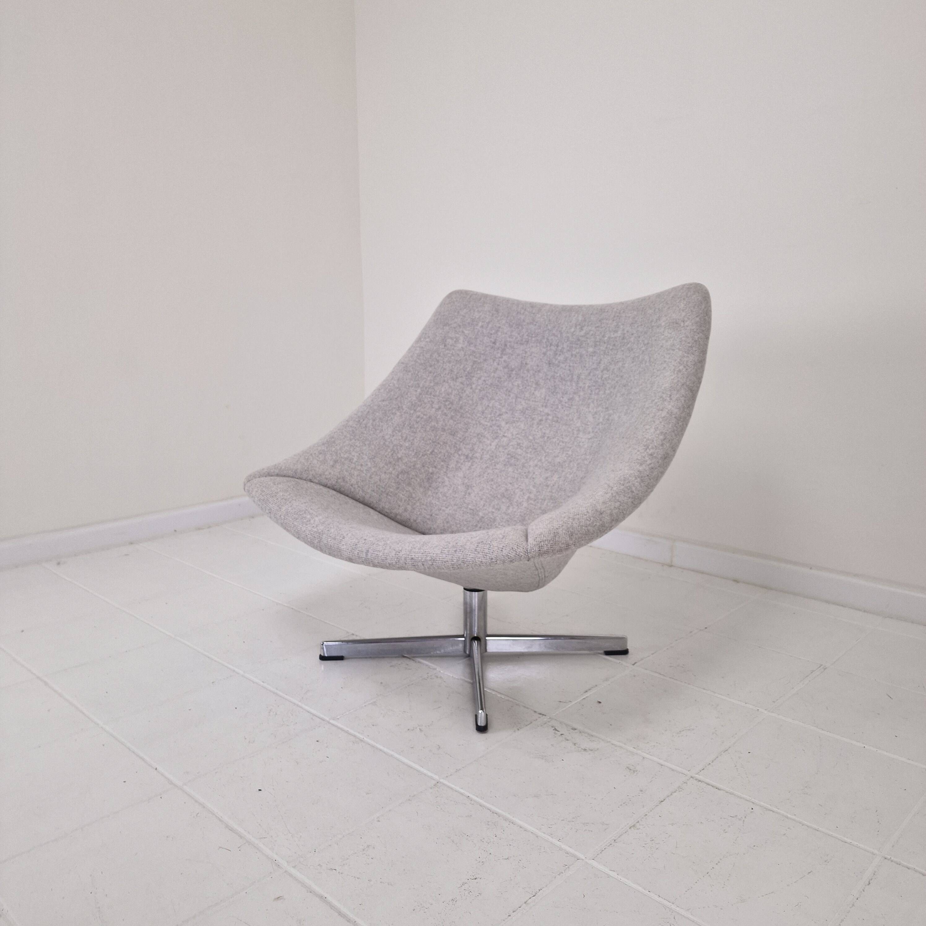 Restored Artifort Oyster Lounge Chair With Cross Base by Pierre Paulin, 60'