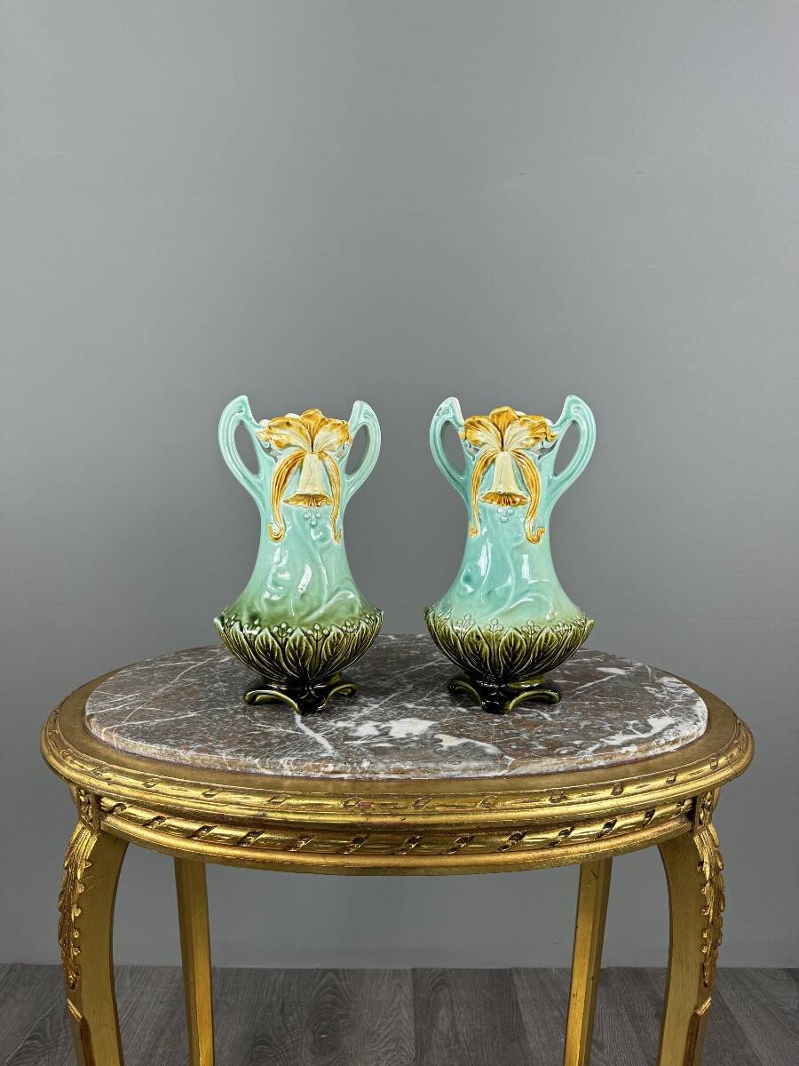 Pair of Art Nouveau vases in glazed ceramic with floral decoration, 20th Century