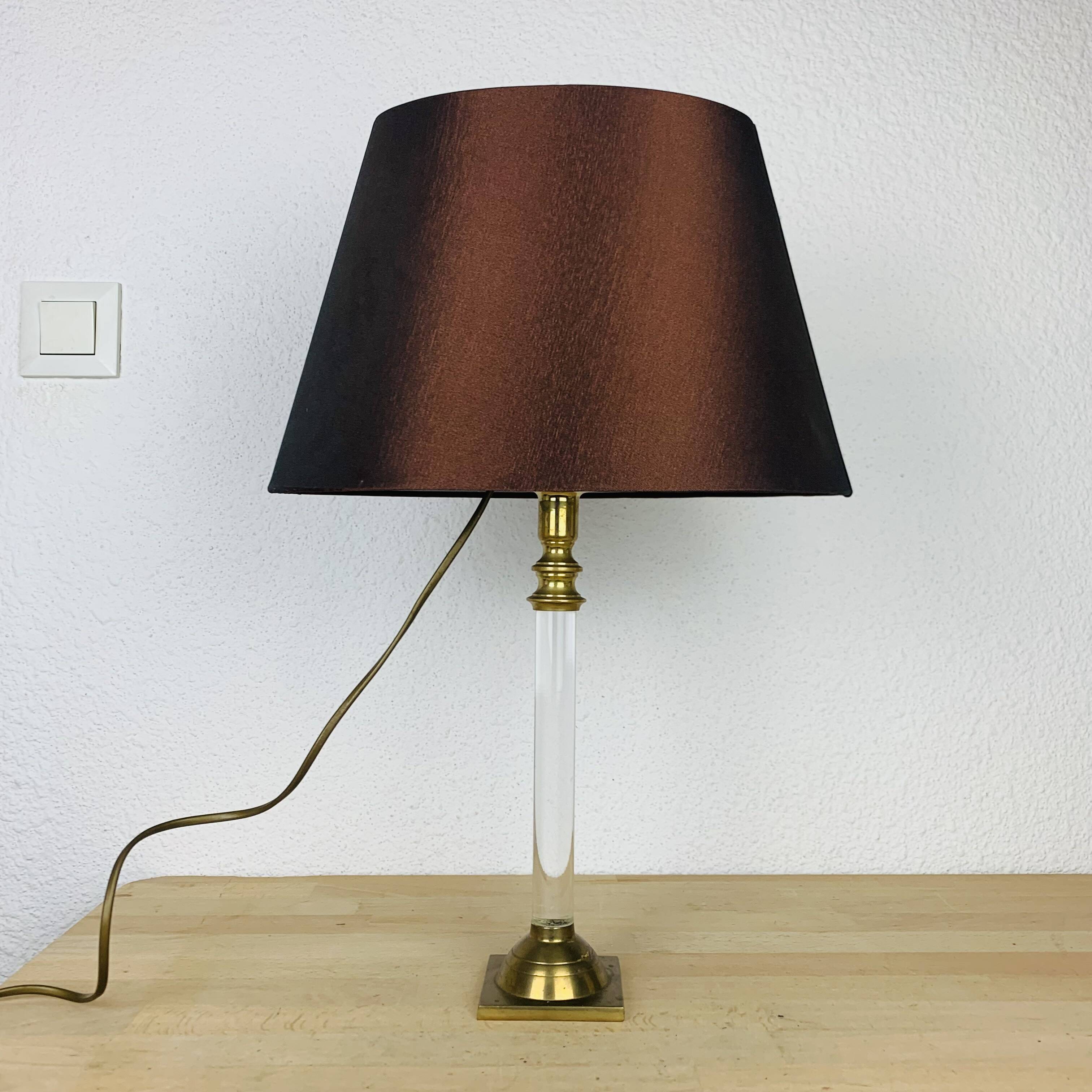 Hollywood Regency lamp in brass and plexiglass, 1970s.