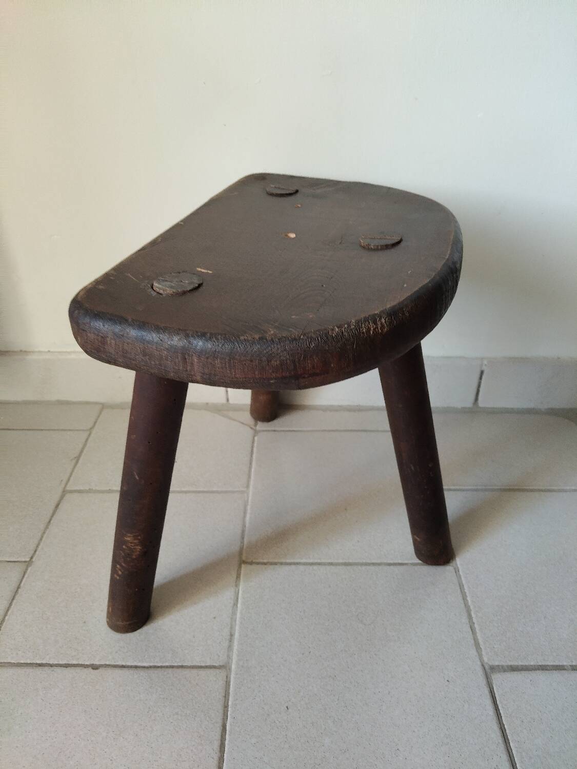 Antique tripod milking stool in solid wood – rustic & patina