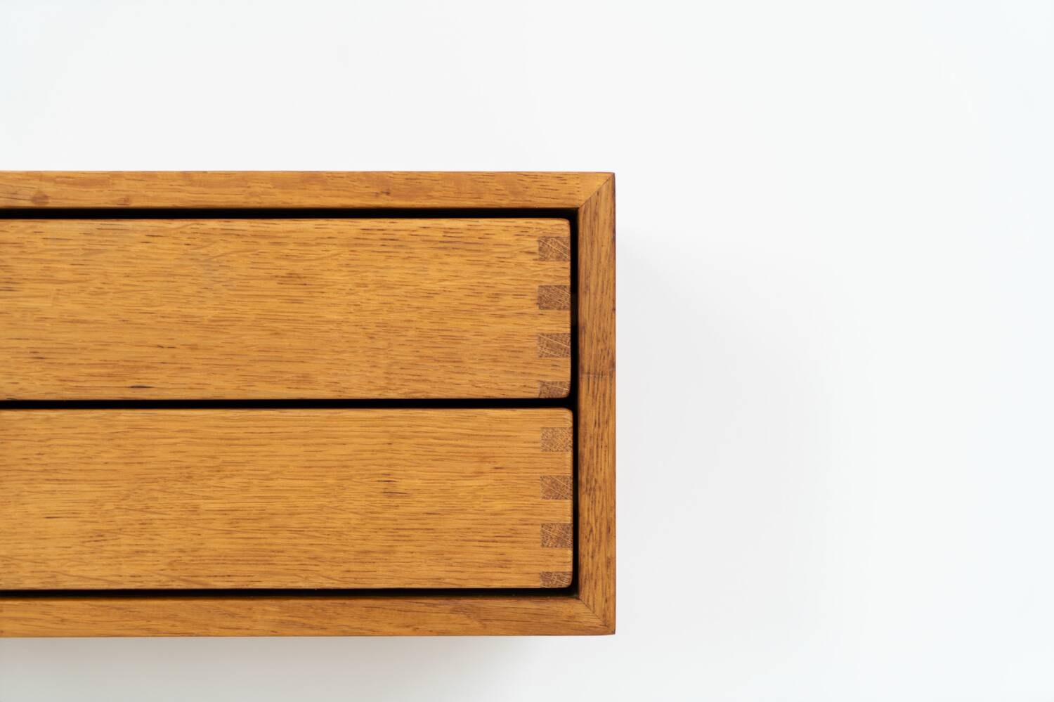 Rare console murale « Modèle 132 » en chêne par Aksel Kjersgaard (Danemark, années 1950).