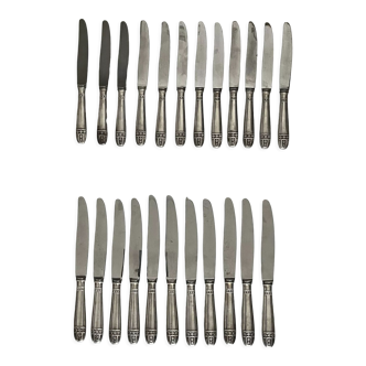 Ensemble de 23 couteaux en métal argenté