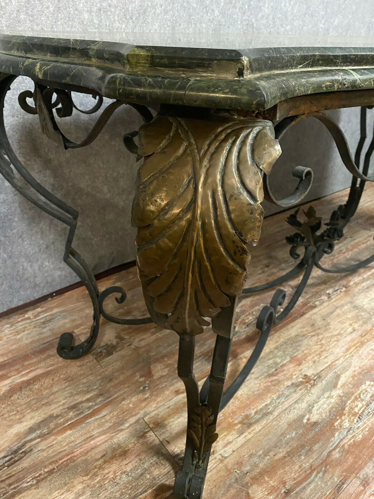 Table with a beautiful marble with green sea throat