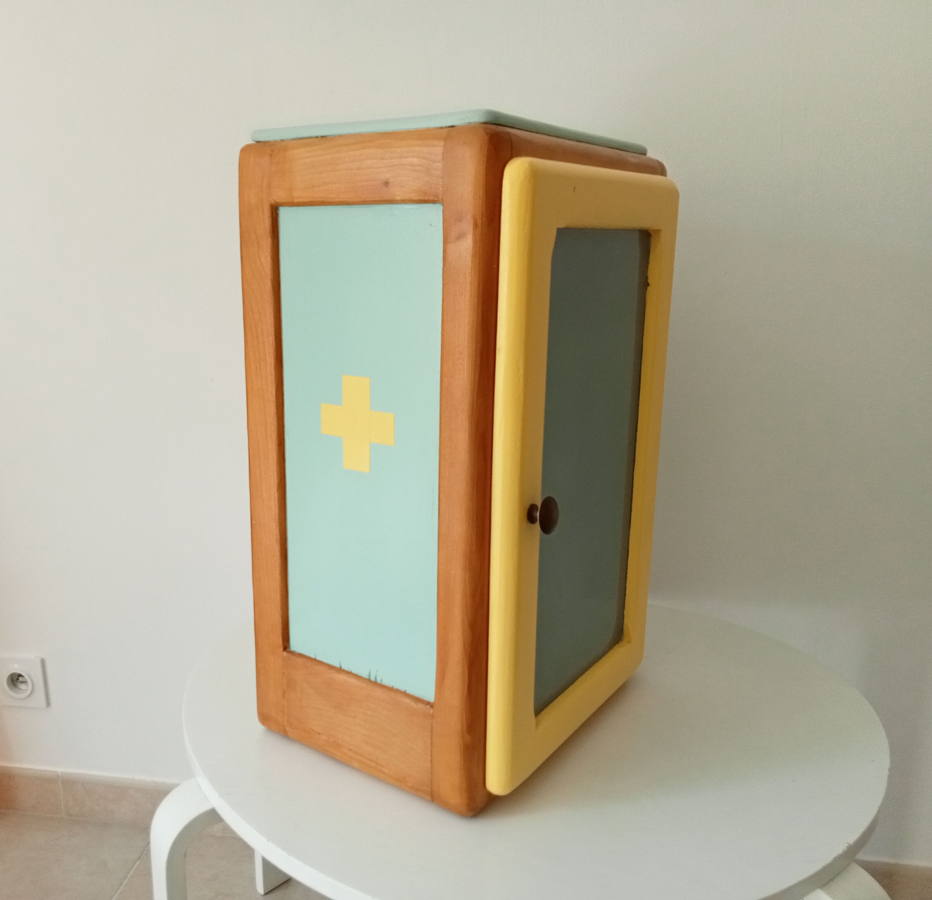 Vintage medicine cabinet 50s