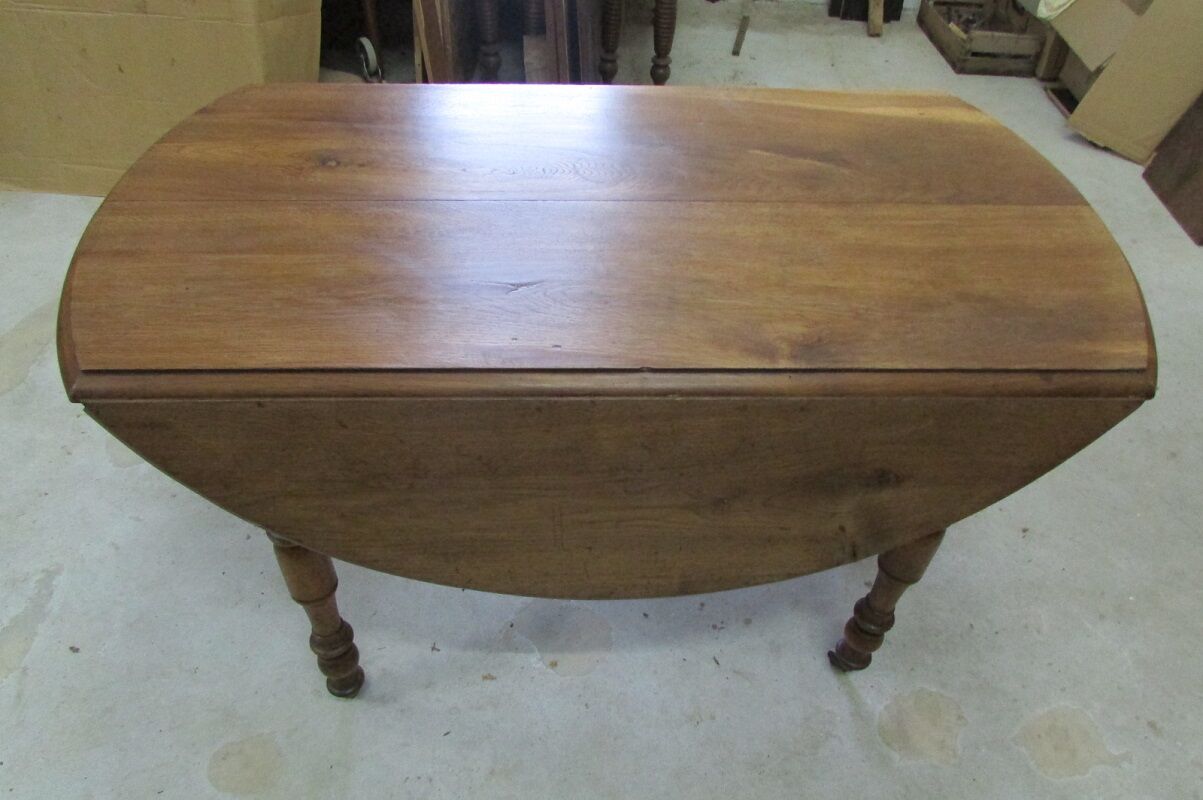 Round kitchen table with solid oak shutters