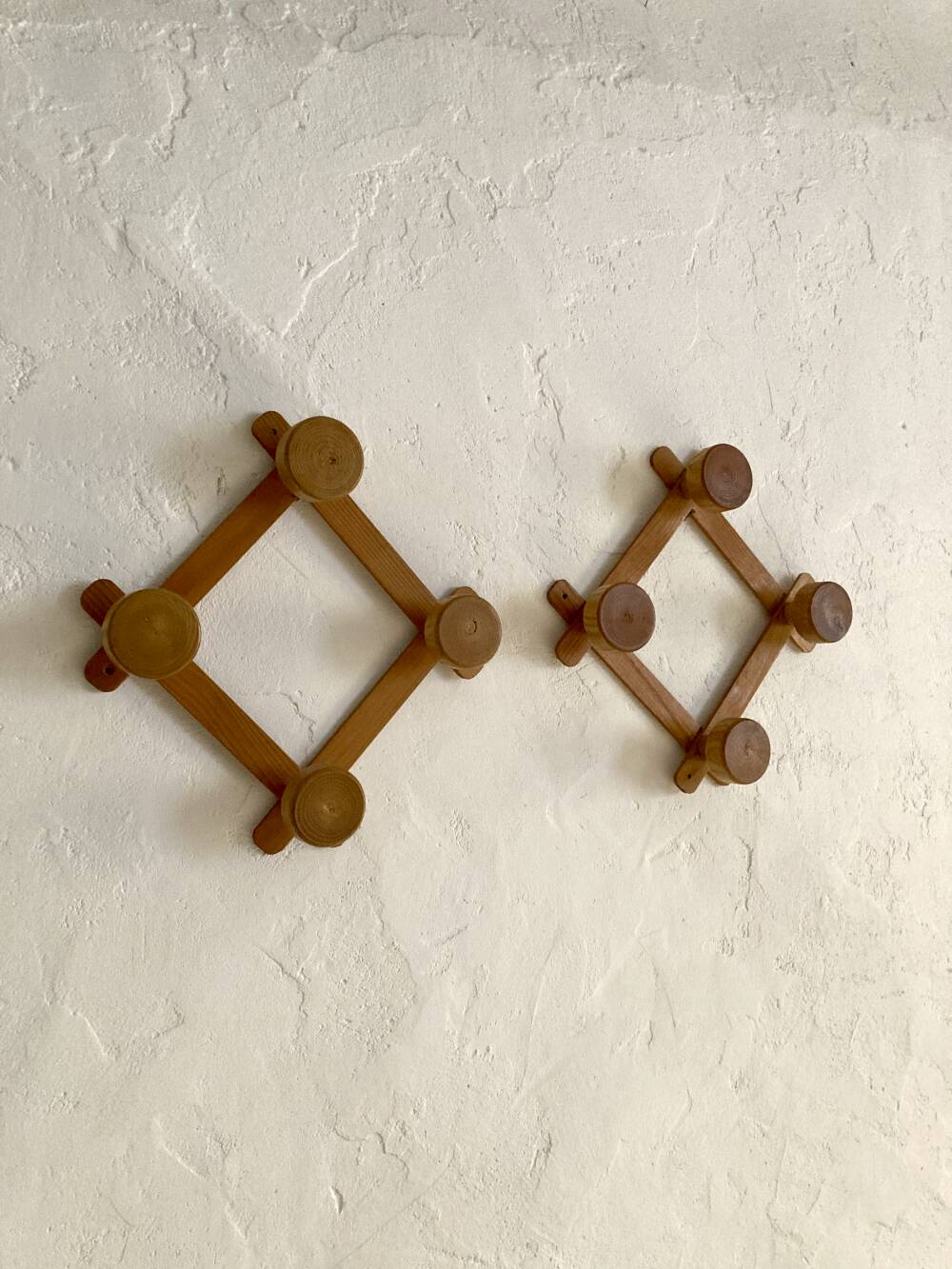 Paire de porte-manteaux accordéon en bois