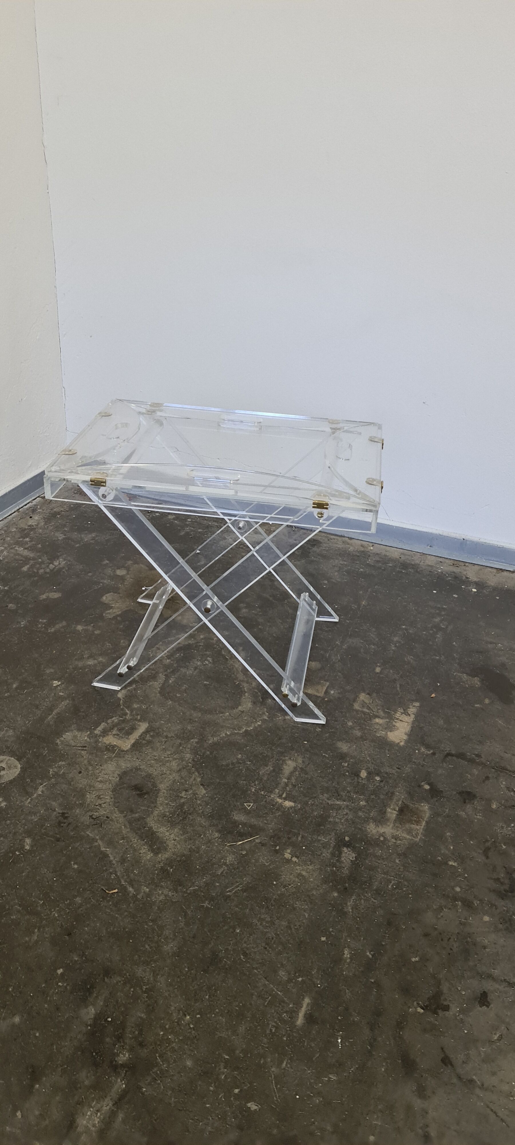 Table d’appoint en plexiglas vintage