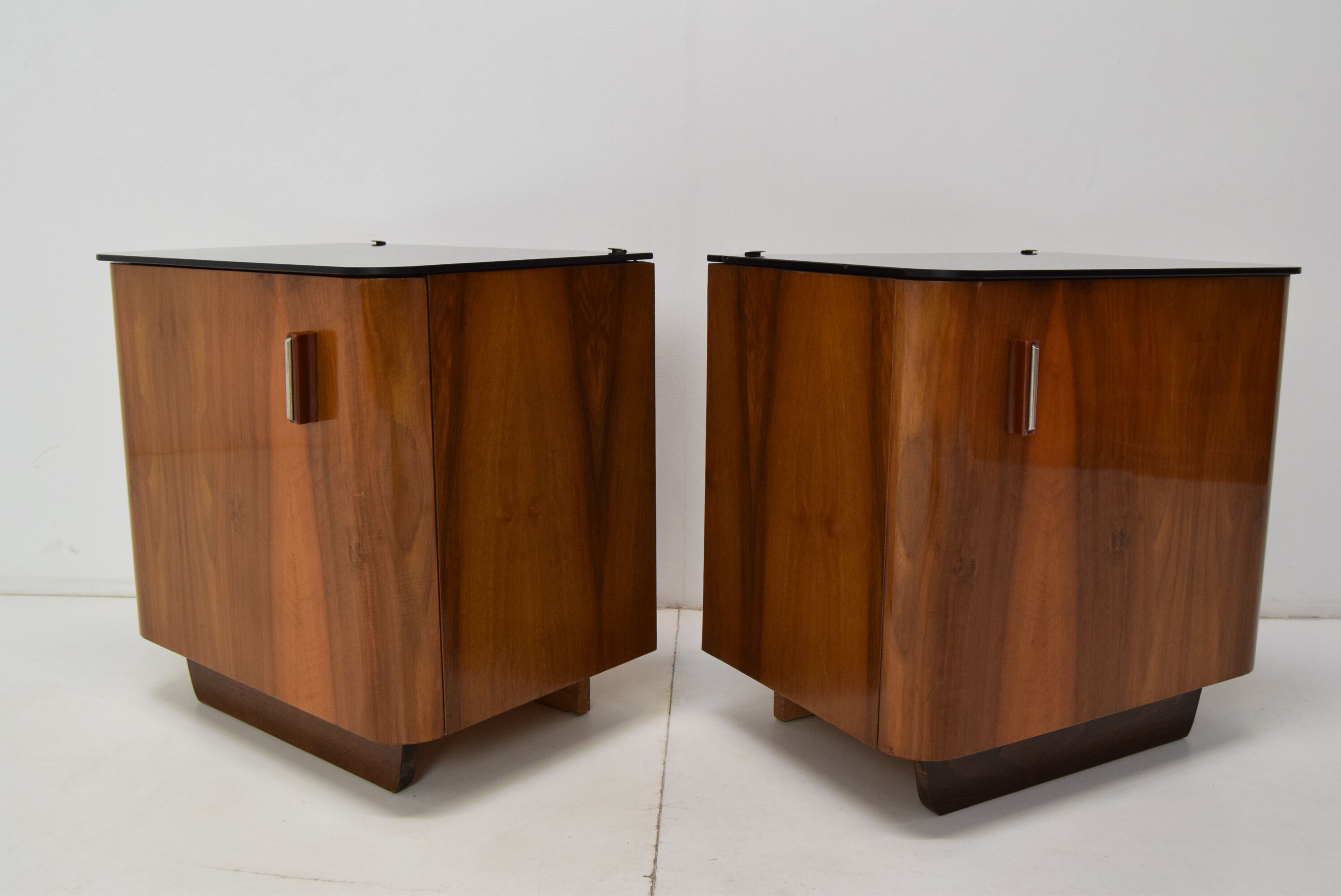 Paire de tables de nuit conçues par Jindrich Halabala, années 1950.