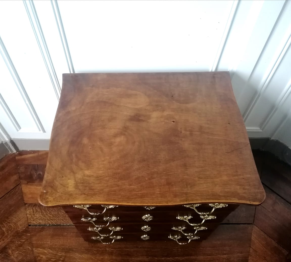 English-style chest of drawers