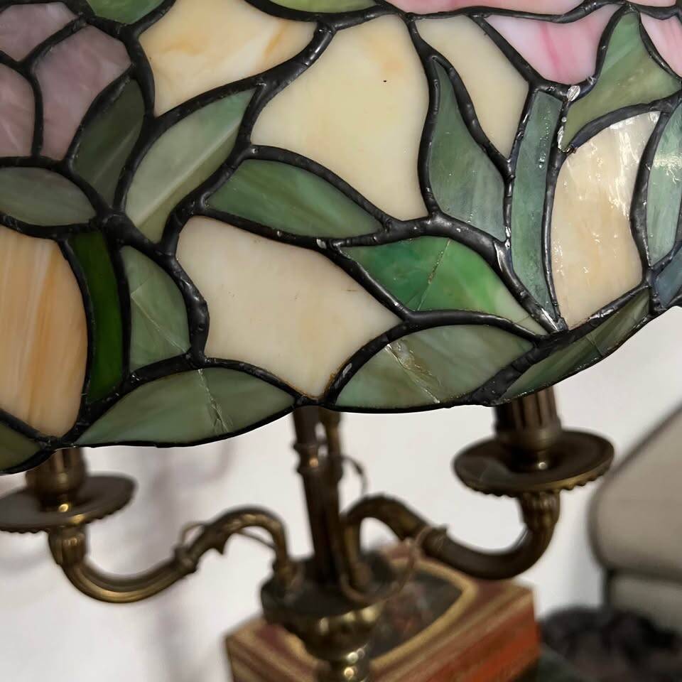 Arts & Crafts table lamp in leaded stained glass, 20th century.