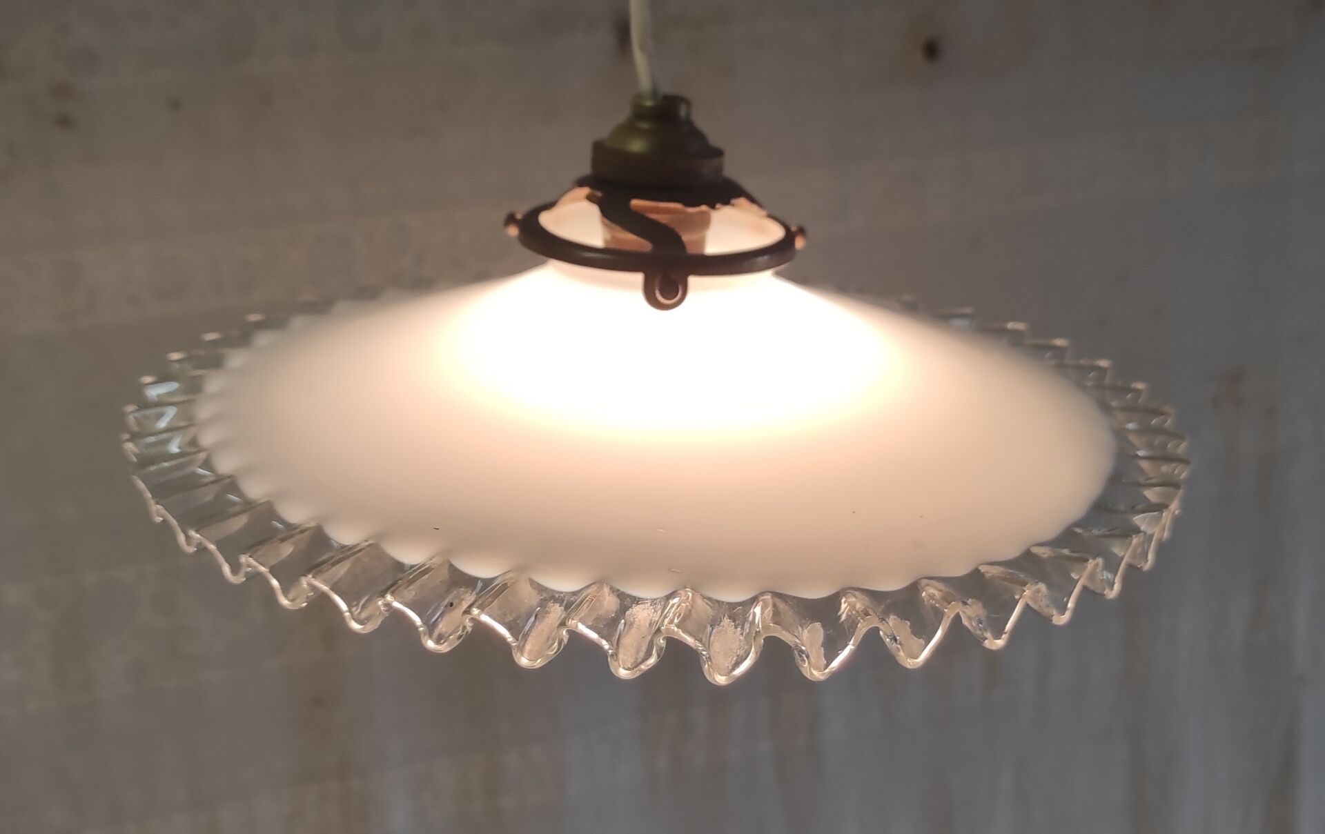 Abat-jour en verre opalin plissé - mid.XXeme