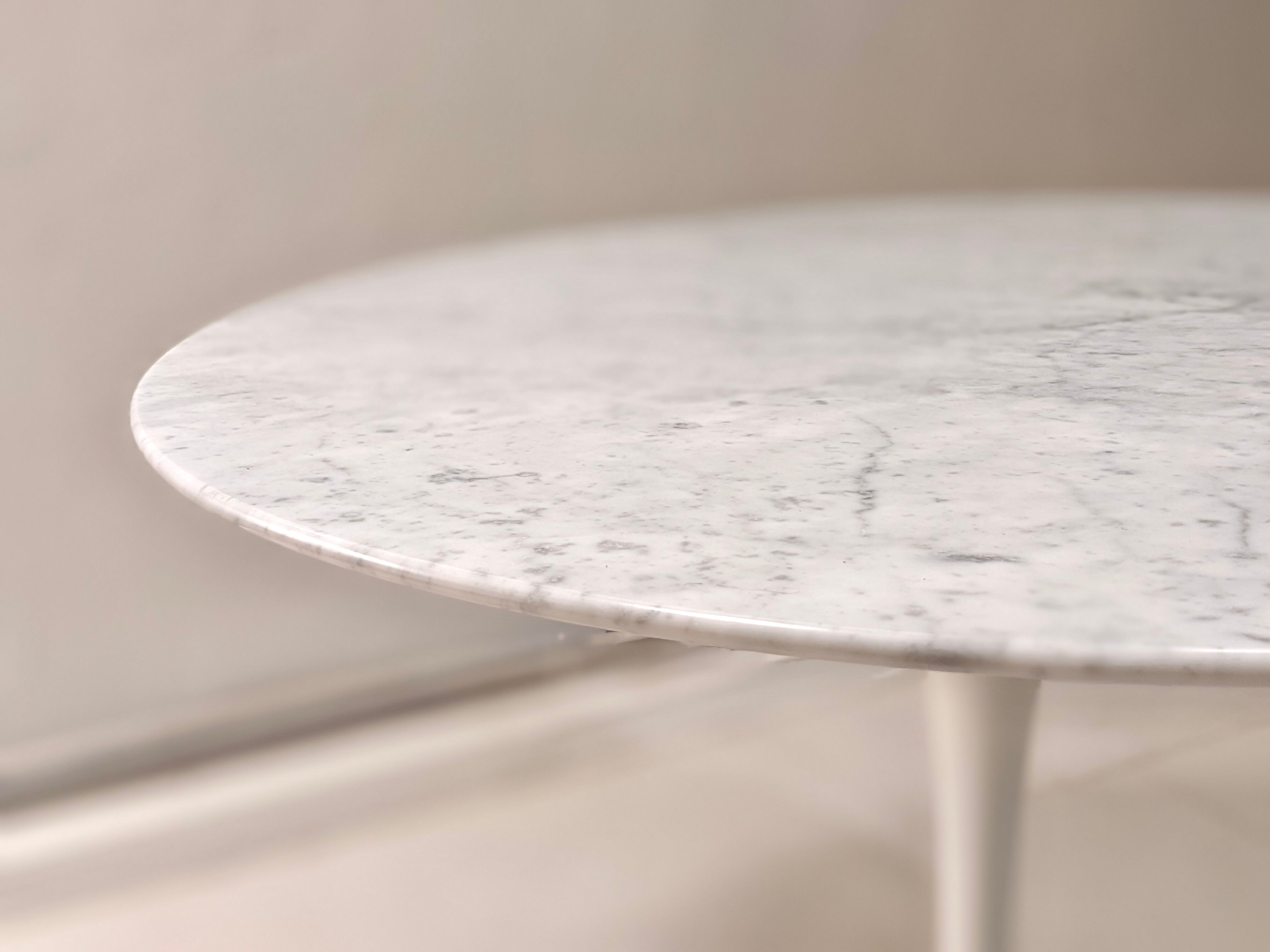 Round table in Carrara marble by Eero Saarinen for Knoll