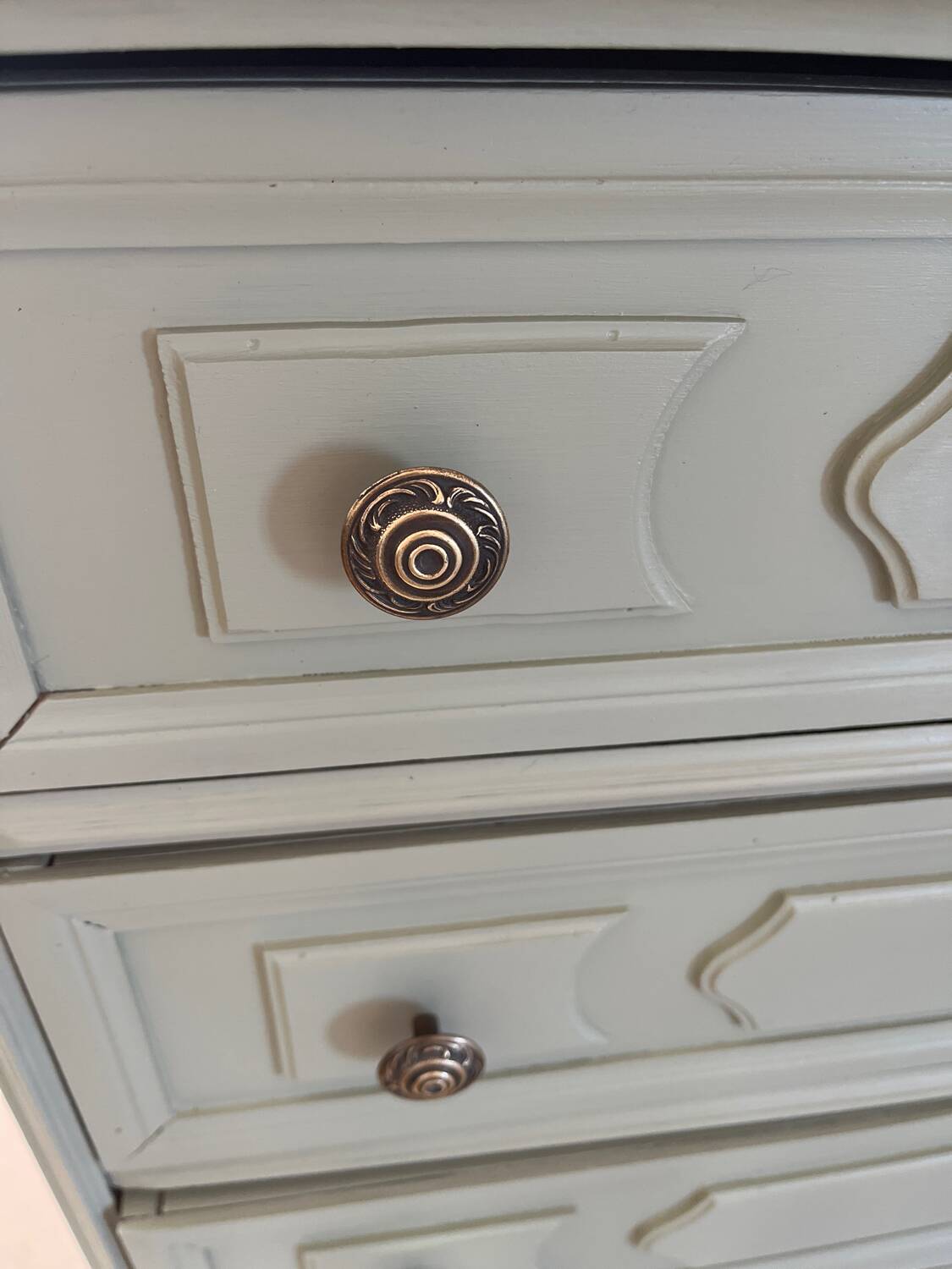 Refurbished antique chest of drawers with 5 drawers