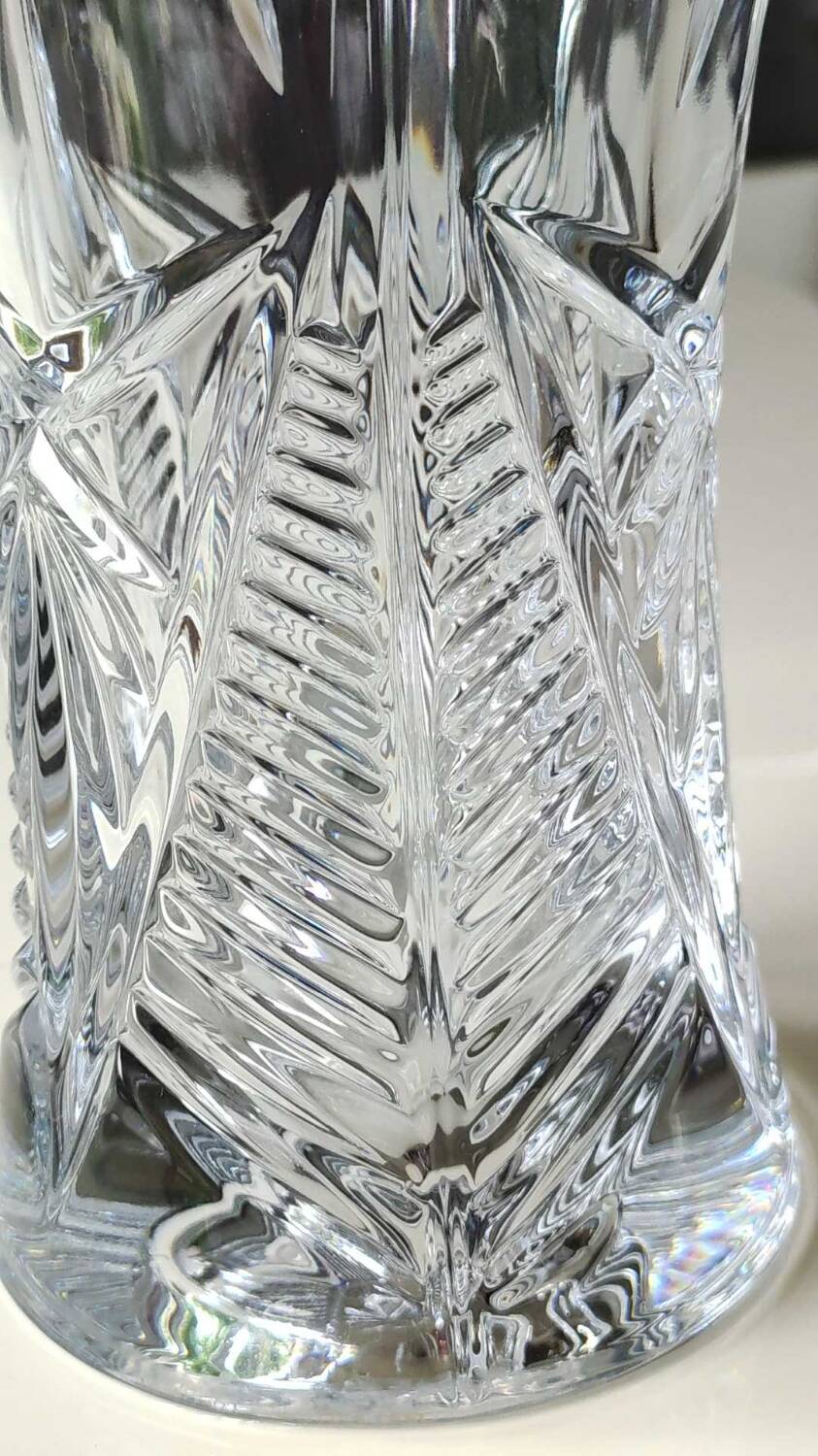 Vase in cut Bohemian crystal. Cross/Star/Foliage patterns. Boho-Chic style. High 24.5 cm
