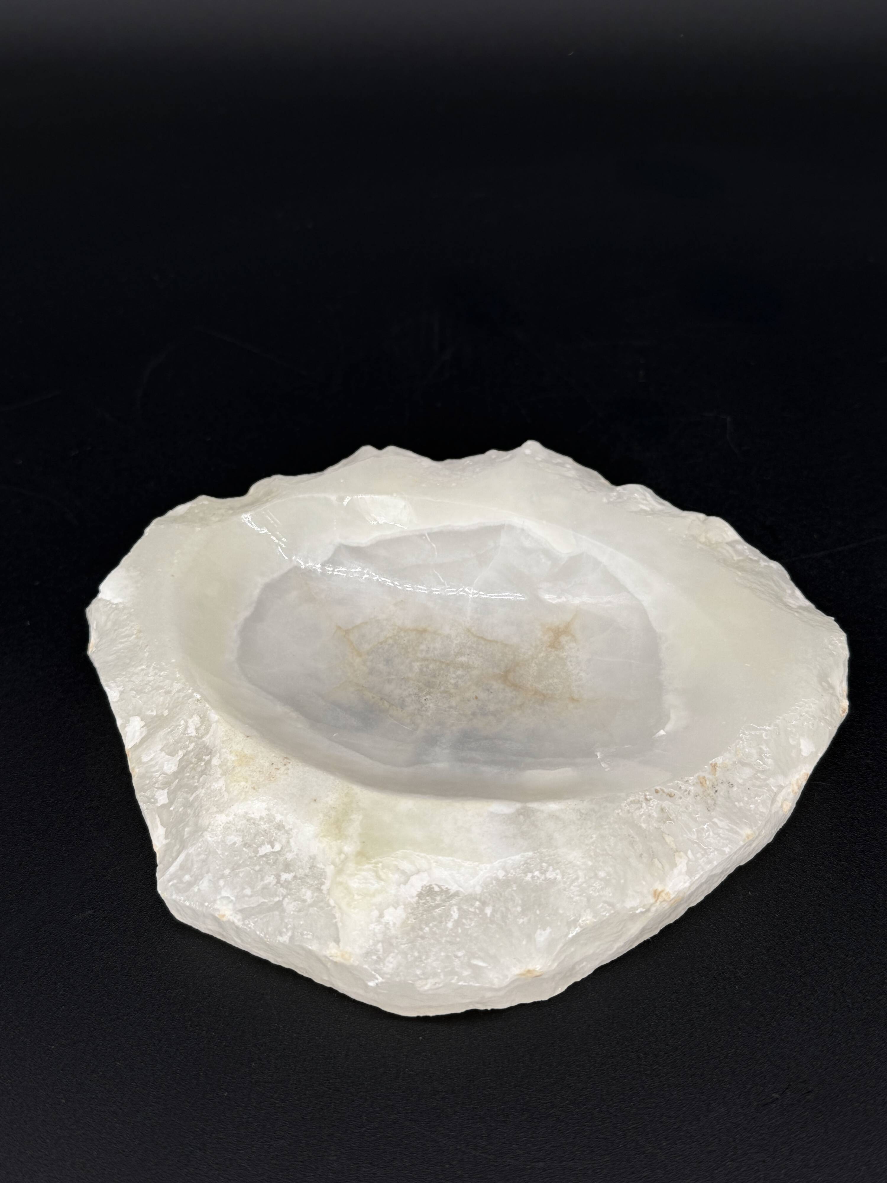 Sculptural bowl in translucent stone – Onyx/Alabaster