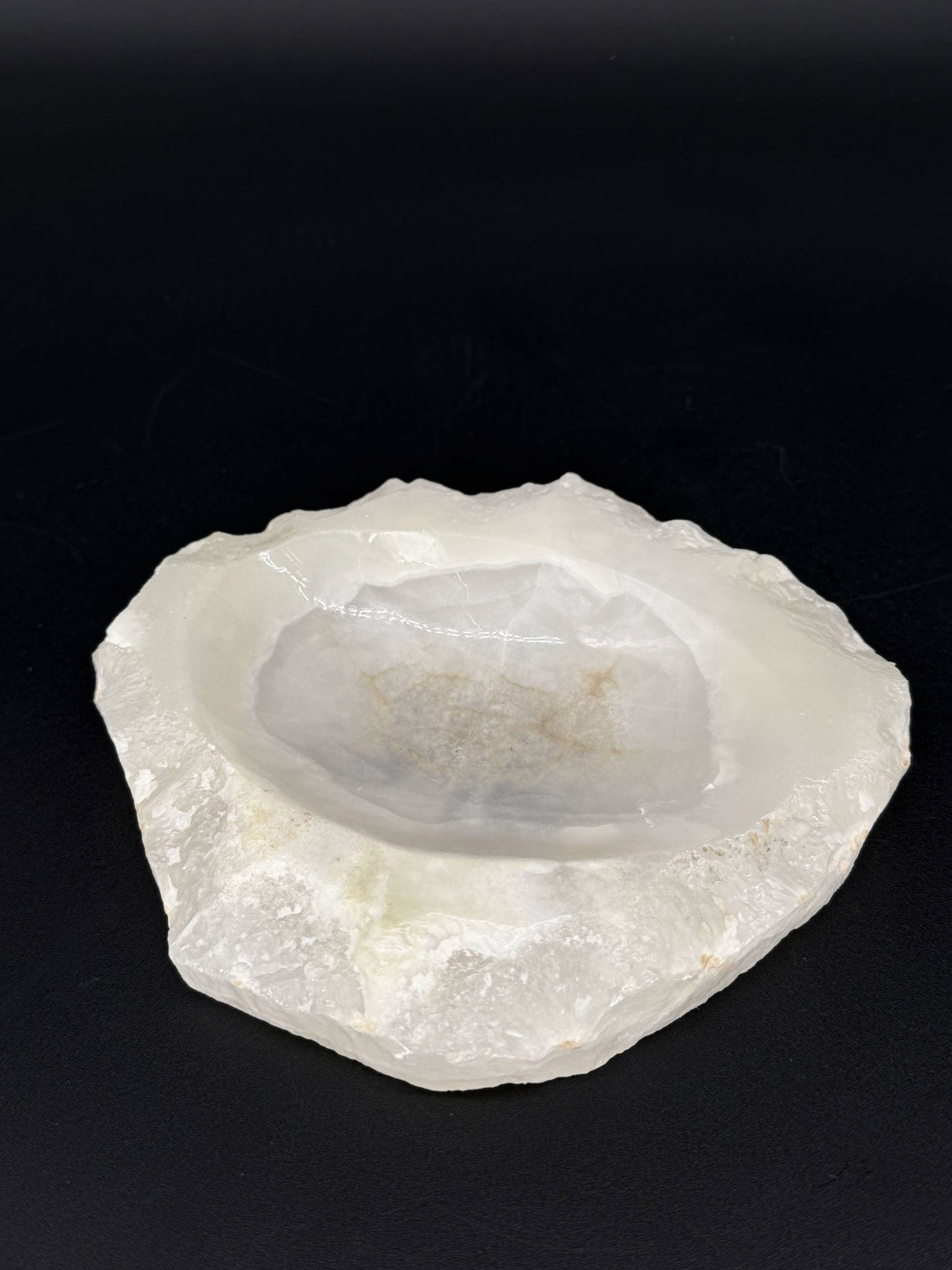 Sculptural bowl in translucent stone – Onyx/Alabaster