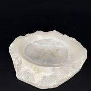 Sculptural bowl in translucent stone – Onyx/Alabaster