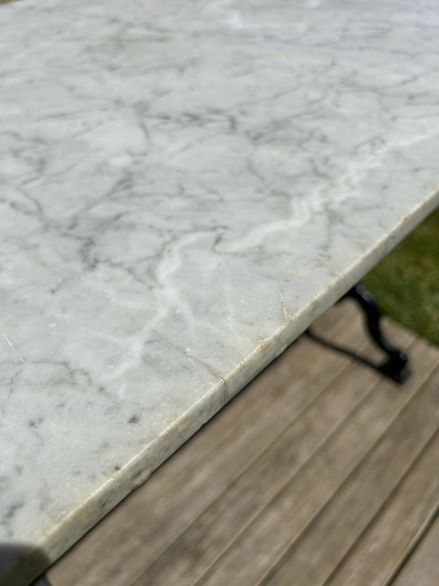 Rectangular bistro table in marble and cast iron