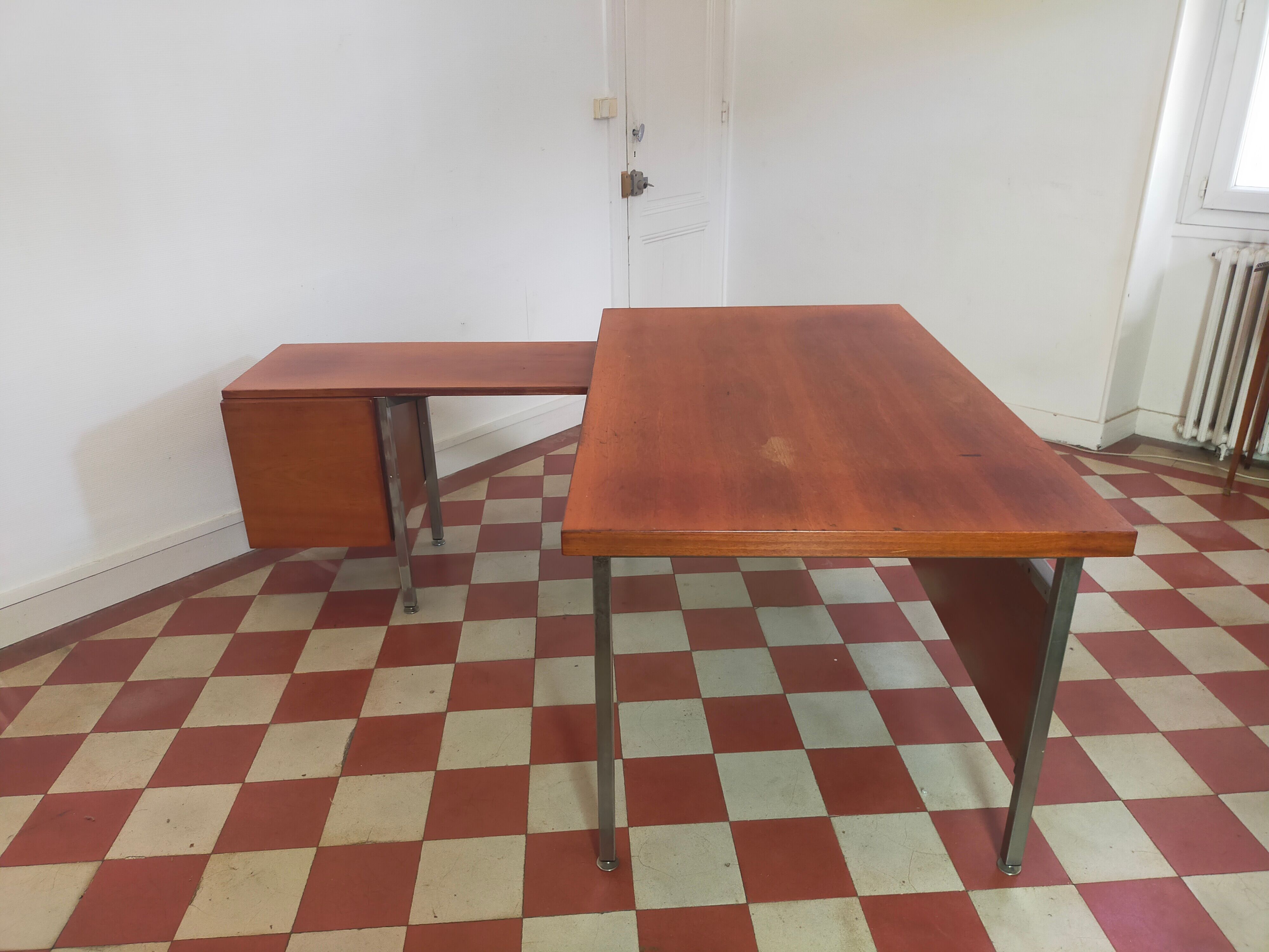 Desk with removable drawers in the style of Florence Knoll.
