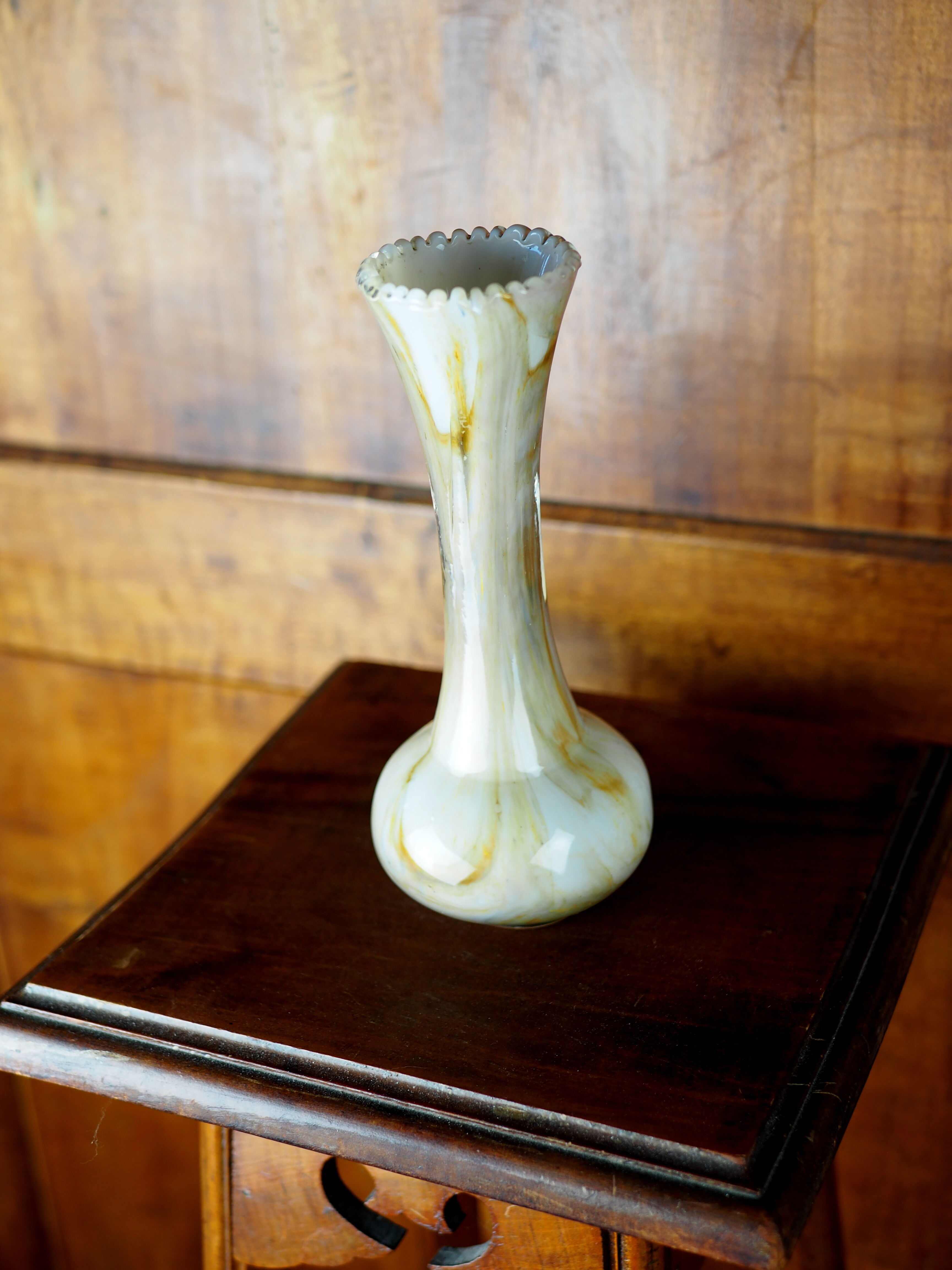 Blown glass vase with serrated neck, marbled white with gold inclusions - late nineteenth
