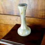 Vase en verre soufflé à col dentelé, blanc marbré à inclusions d'or - fin XIXème