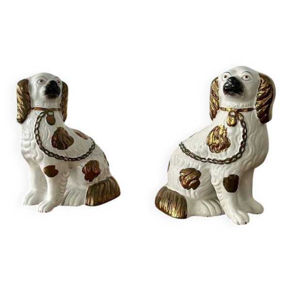 Paire de chiens en céramique Staffordshire – Angleterre, XXe siècle