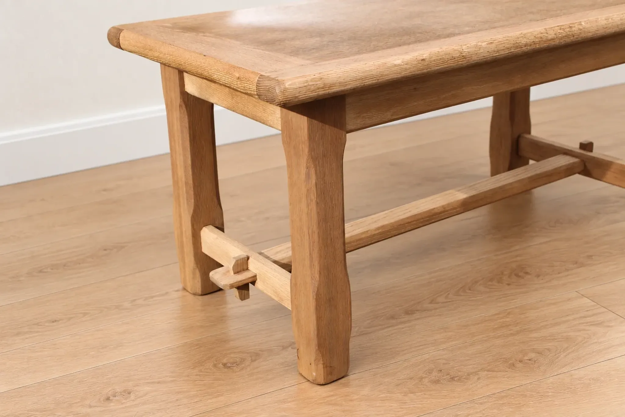 Table basse de ferme en bois naturel – style campagne, entretoise à clavettes – 99 cm