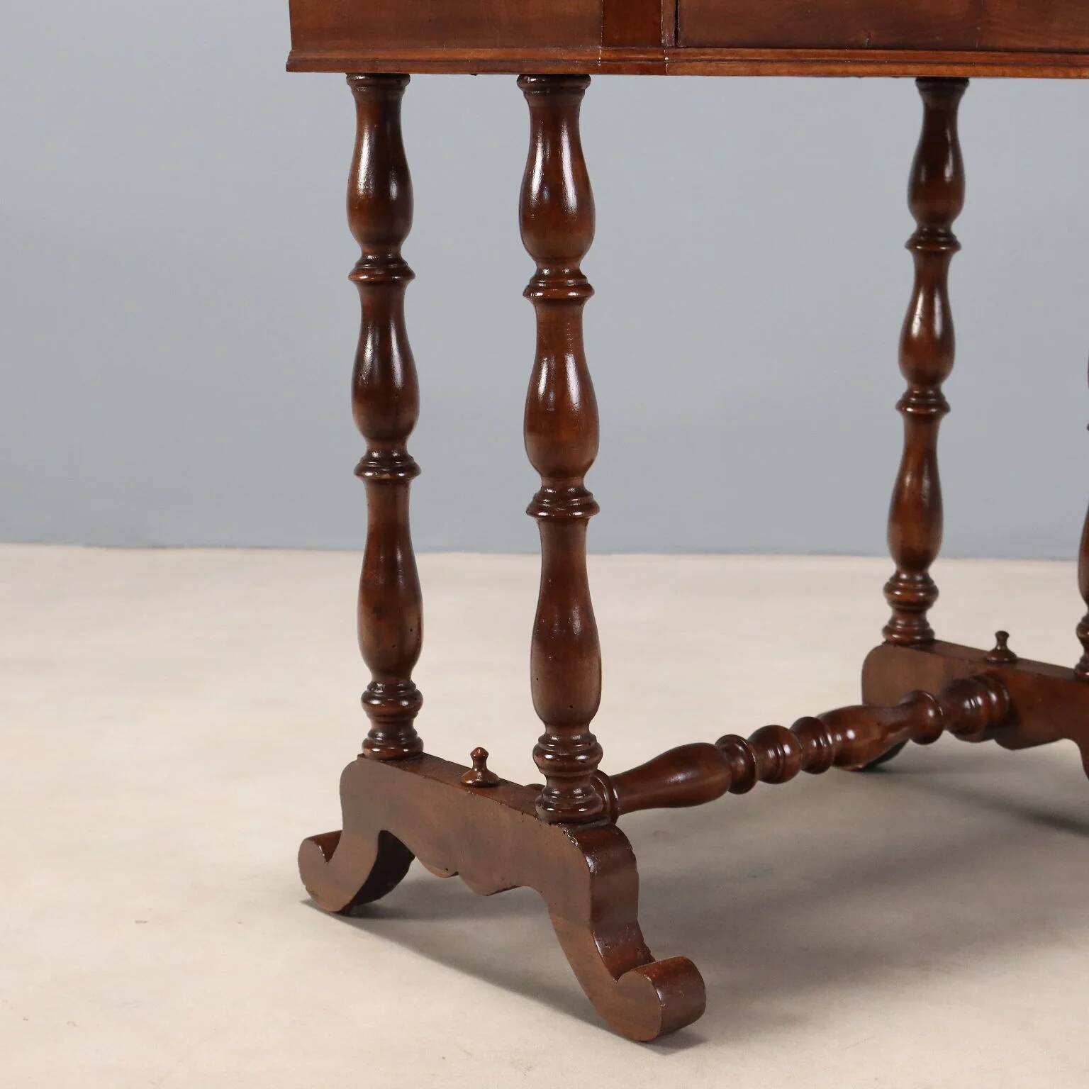 Antique sewing table in walnut with drawer, Italy, late 19th century.