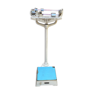 Testut Doctor's Scale Weighs Vintage Person
