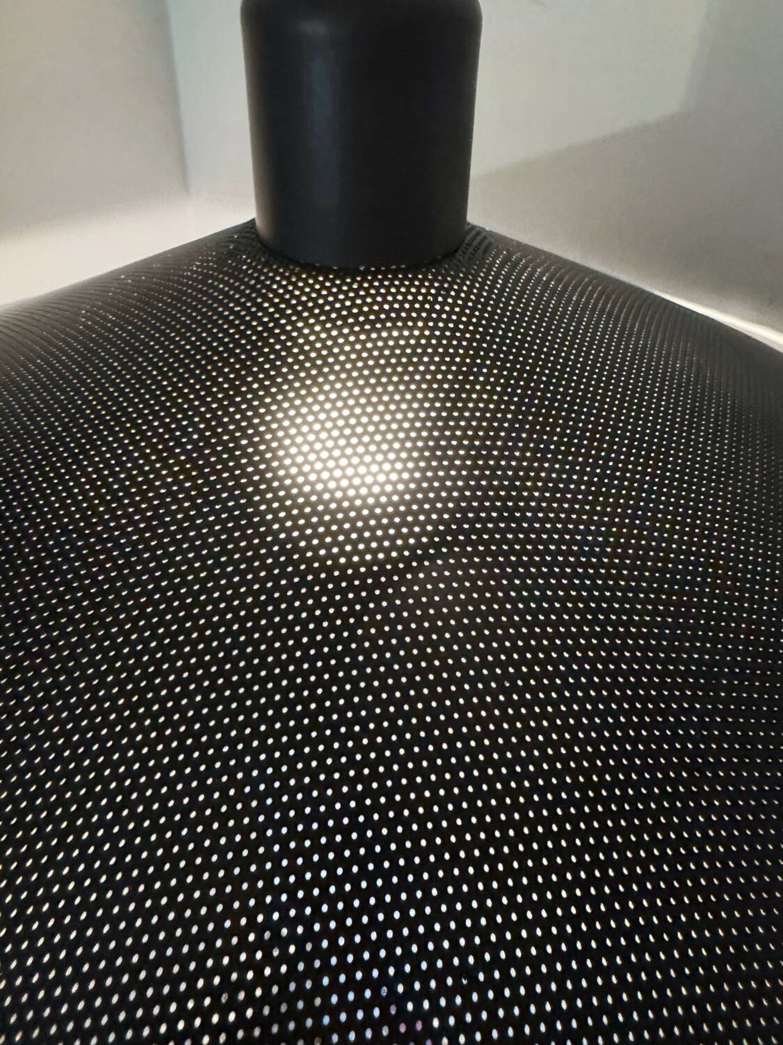 Suspension en métal micro-perforé, années 60