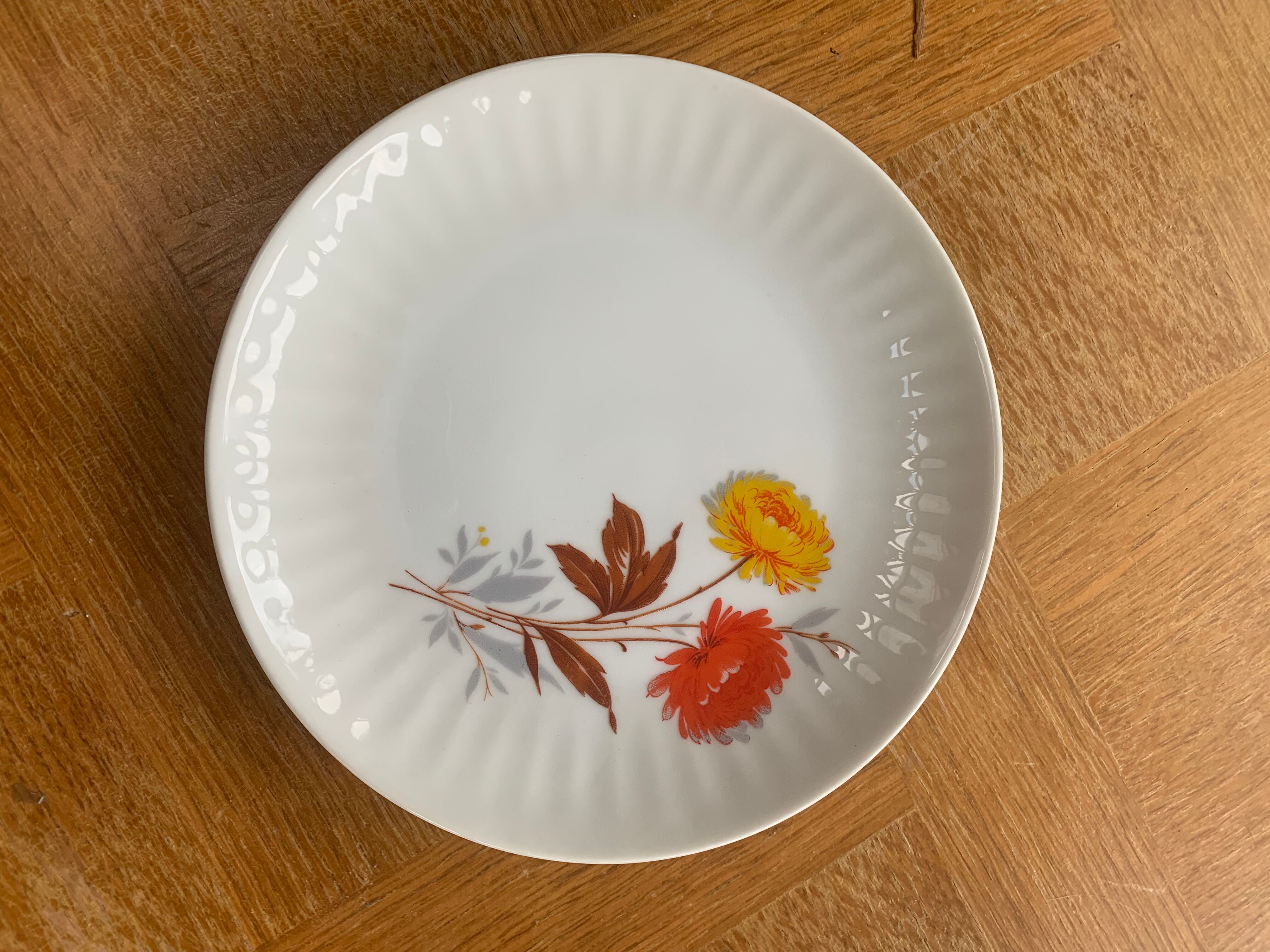 6 small porcelain plates and vintage orange and yellow flowers