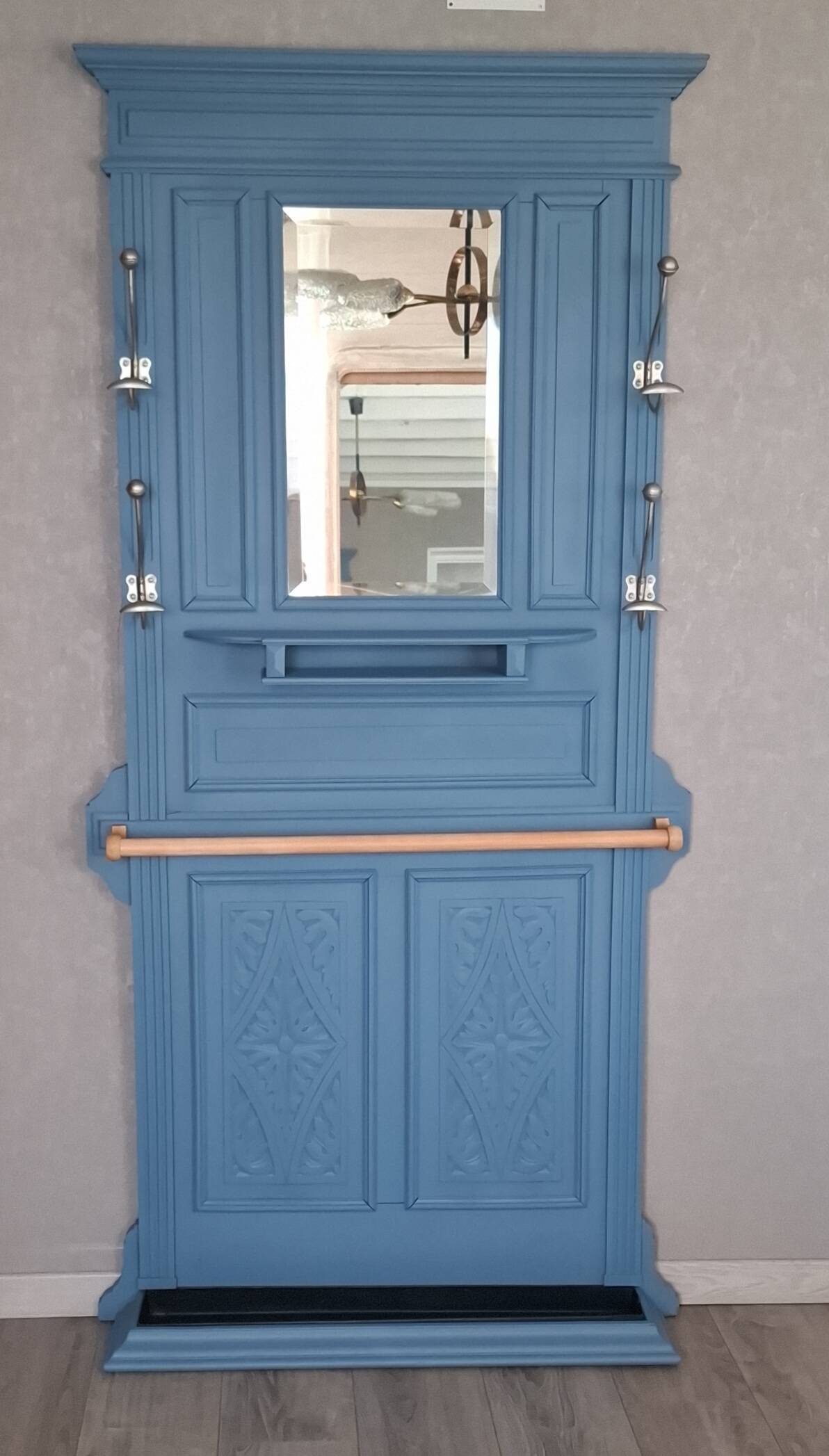 Wall-mounted locker room