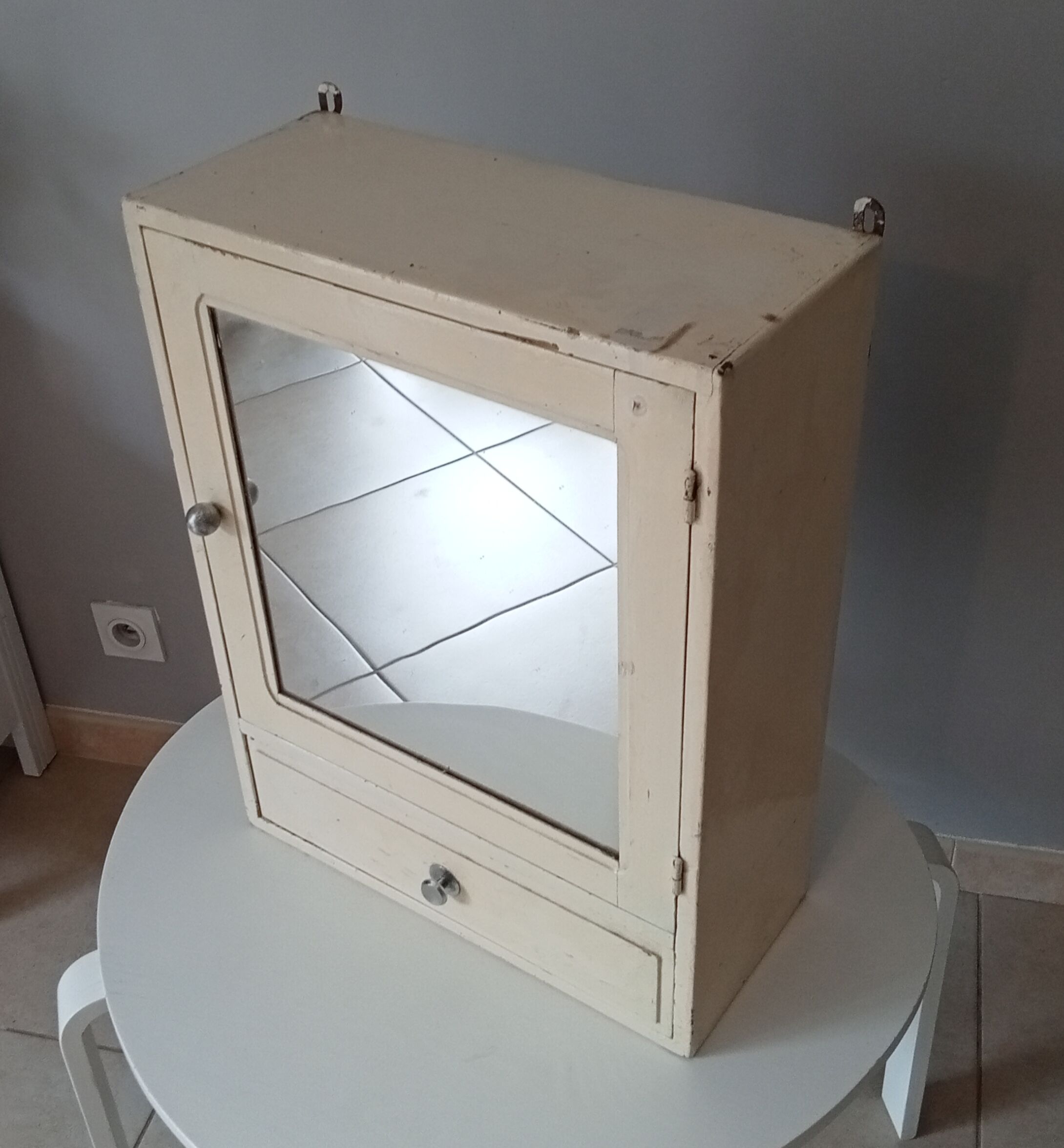 Vintage medicine cabinet 50s