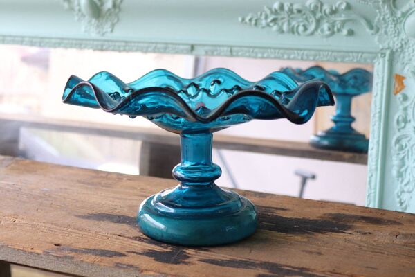 Coupe sur pied ancienne en verre soufflé