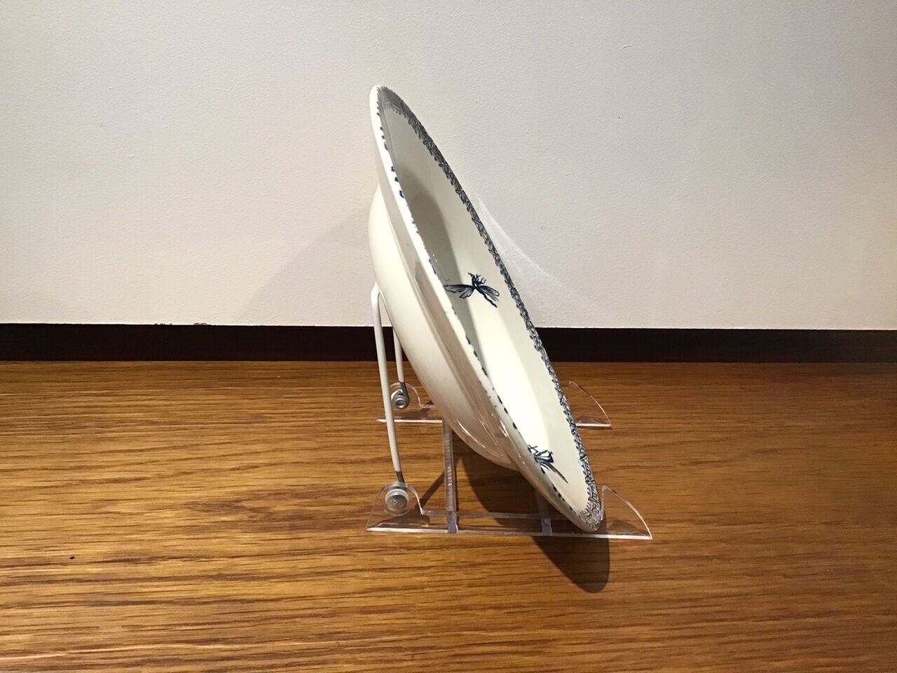 Hollow plate, insect and strawberry décor, Manufacture Choisy the King, Iron Land, H Boulenger - Co.