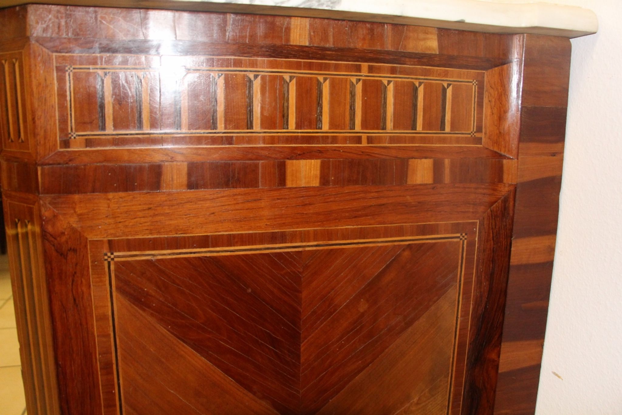 Commode aux attributs de musique d'époque Louis XVl