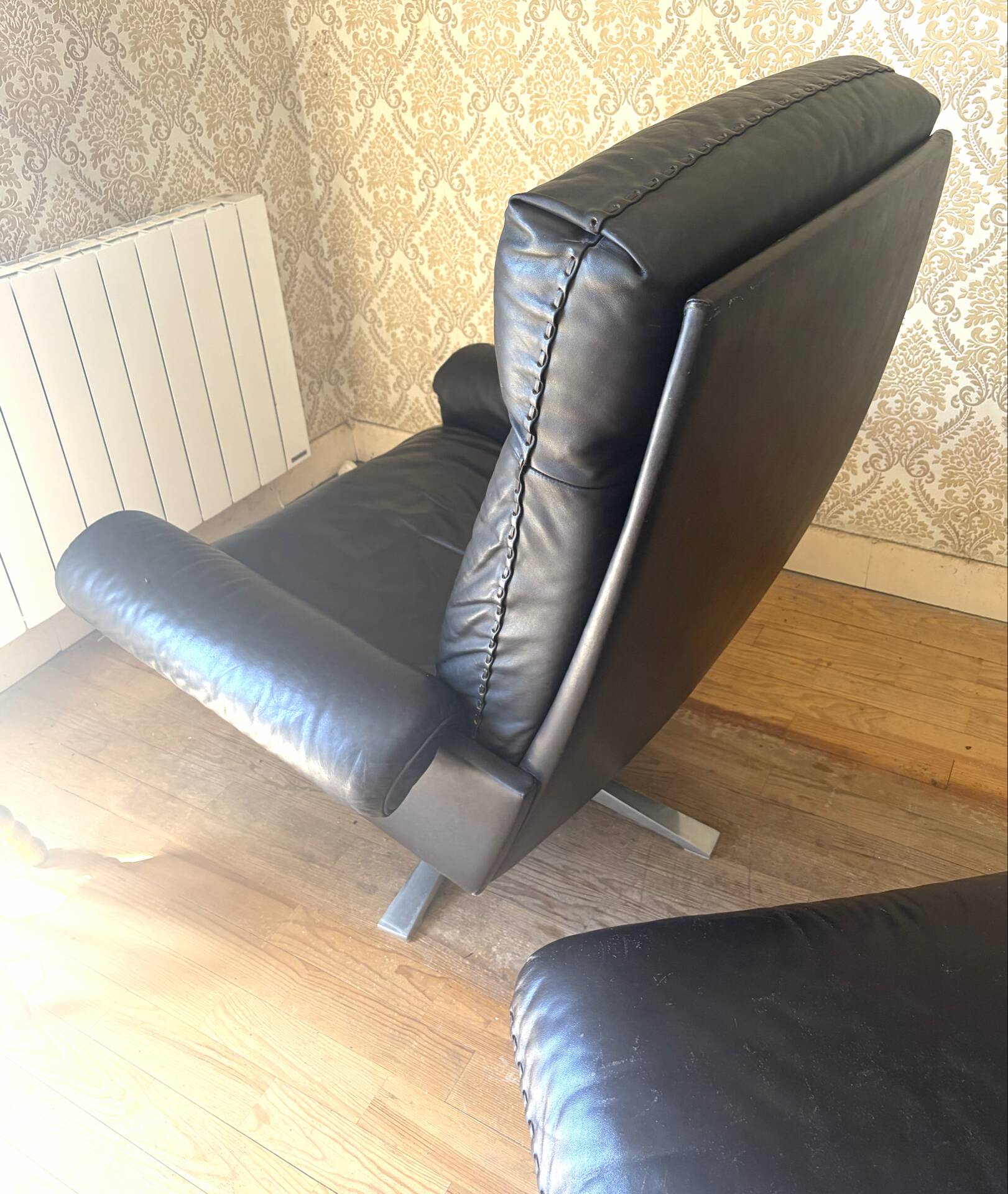 High back lounge chair + Hocker in leather by De Sede model DS-31