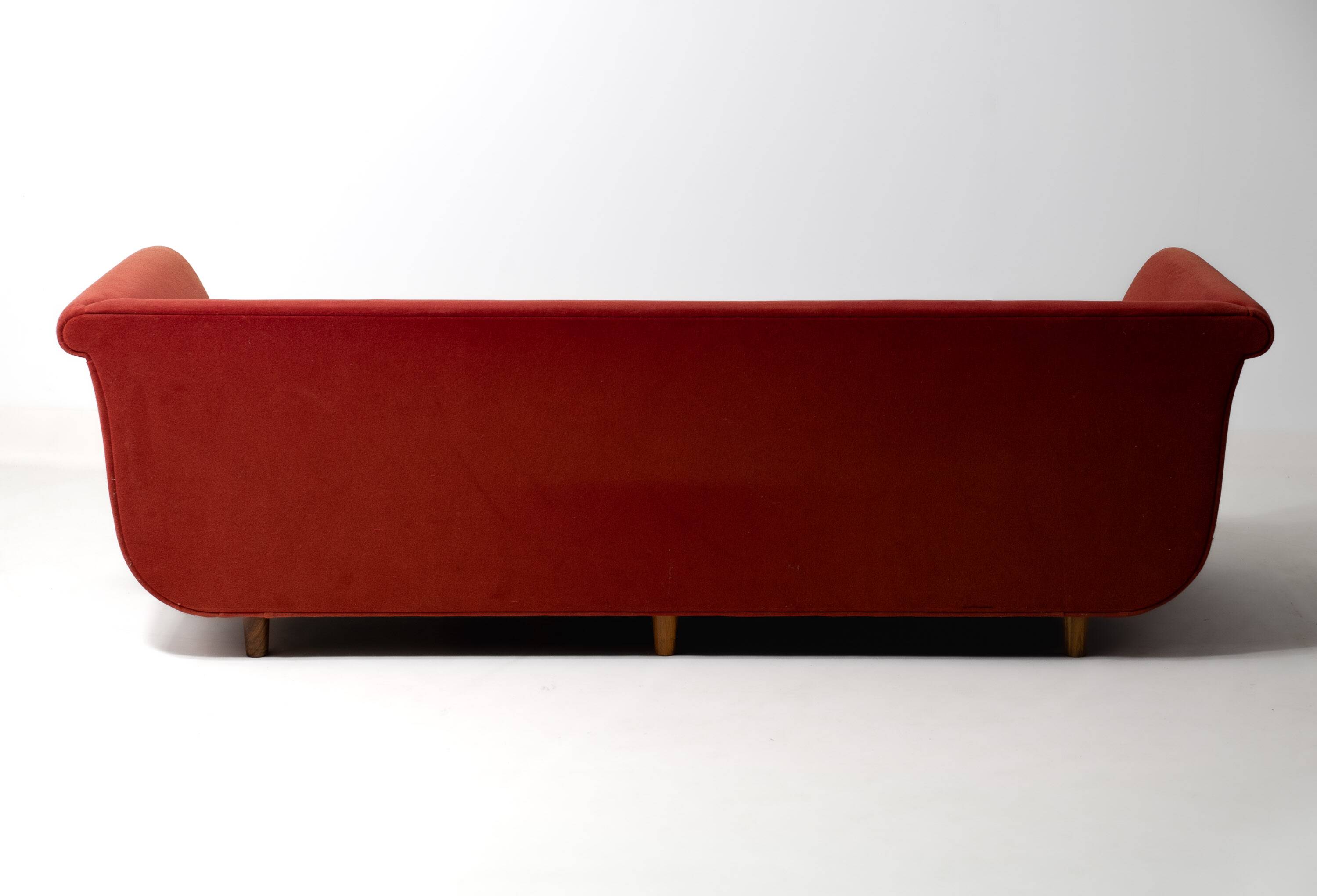 Sofa 'Primafila' en velours rouge par Molteni