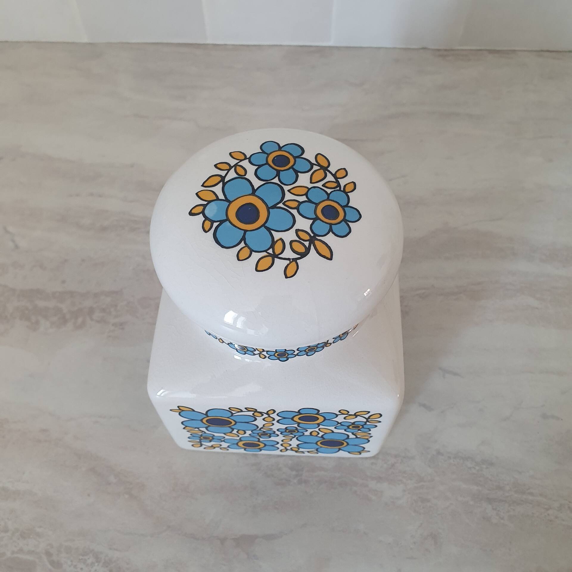 Ceramic storage pot with blue flower pattern Tauntun Vale / England
