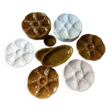 Ensemble assiettes vertes et blanches barbotine + 2 beurriers + 1 coupelle, signé GIEN