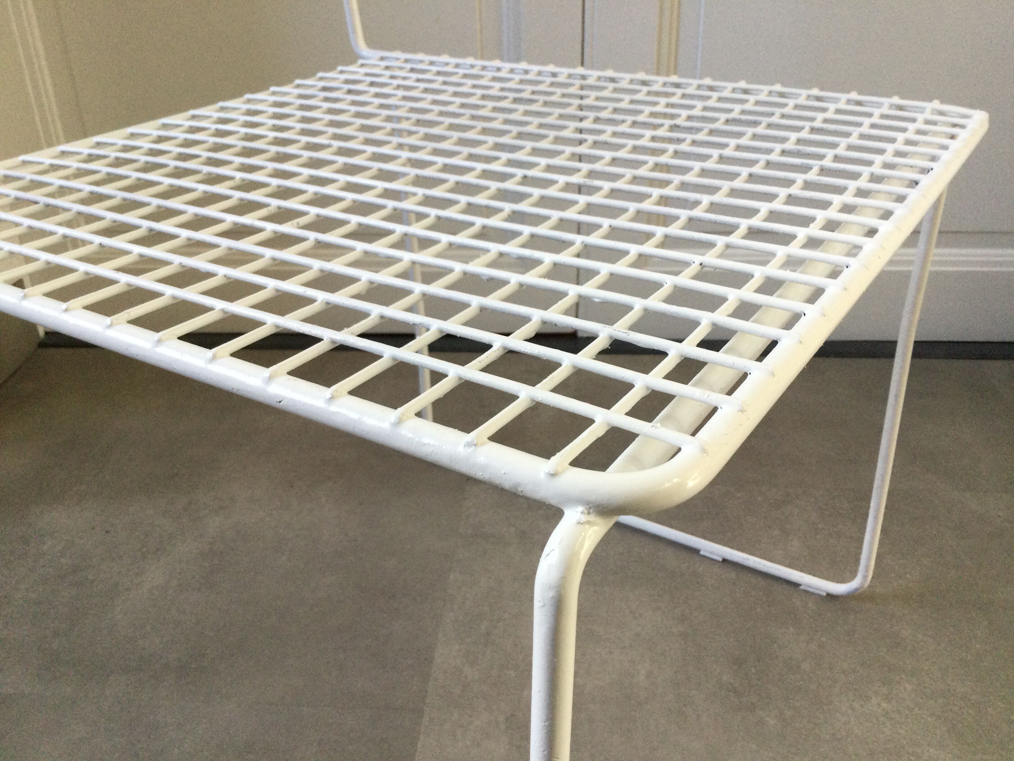 Chaise métal grillagée