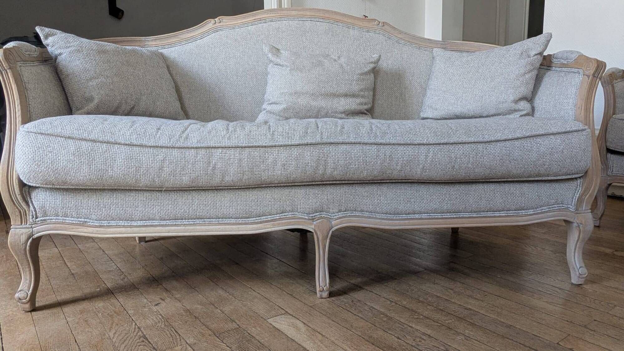 2 high-end Louis XV benches with poufs