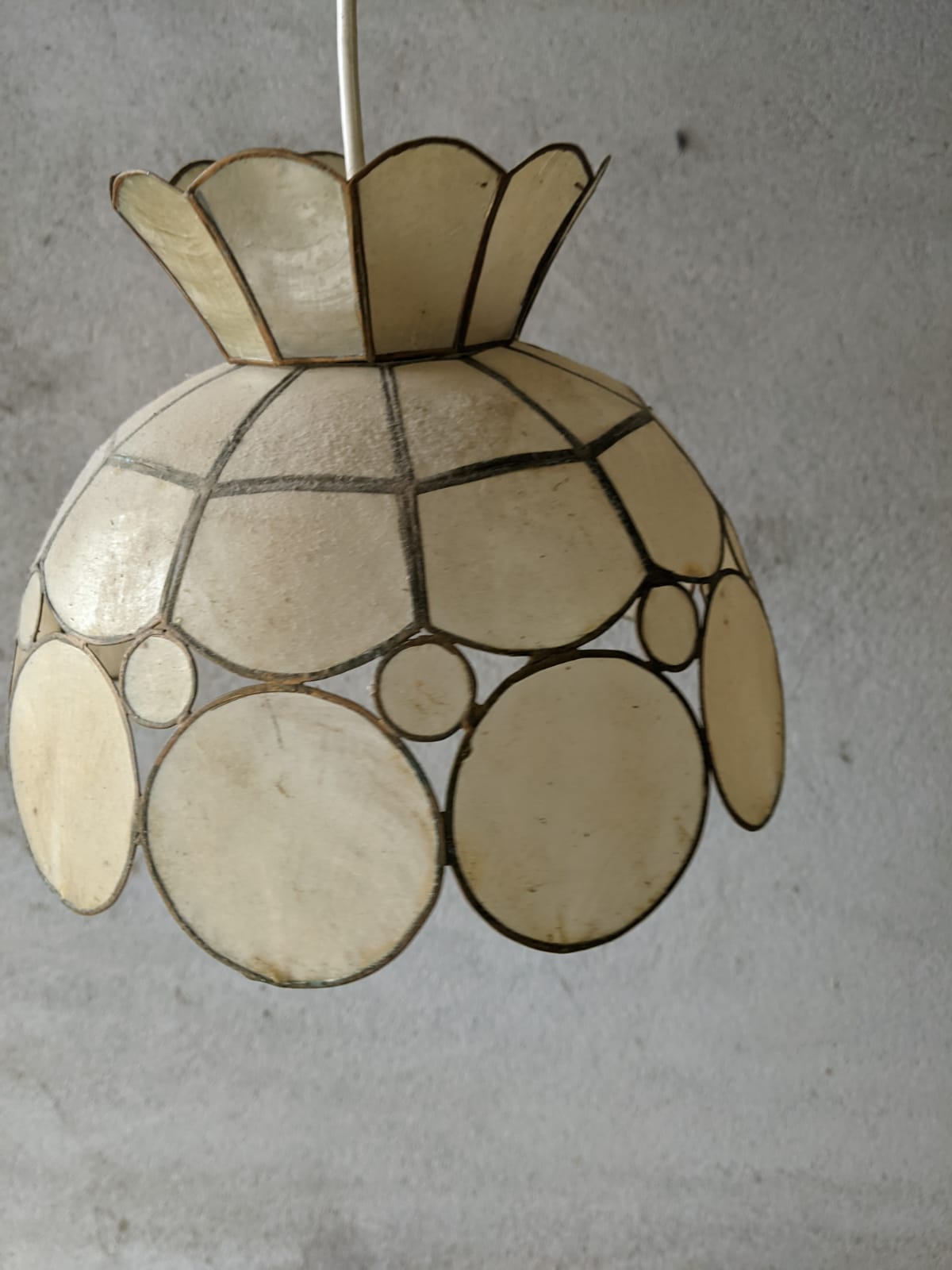 Suspension in mother-of-pearl and brass flower shape