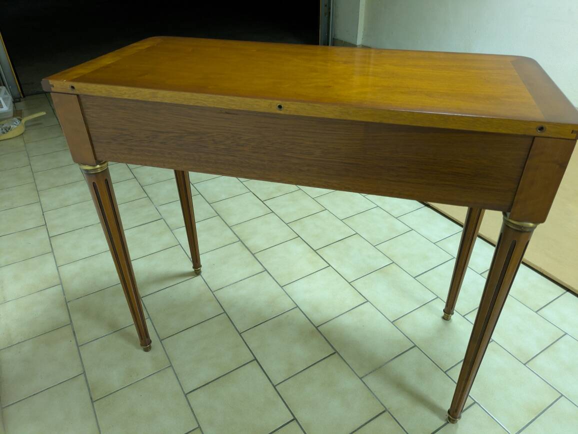 Extendable console table in cherry wood.