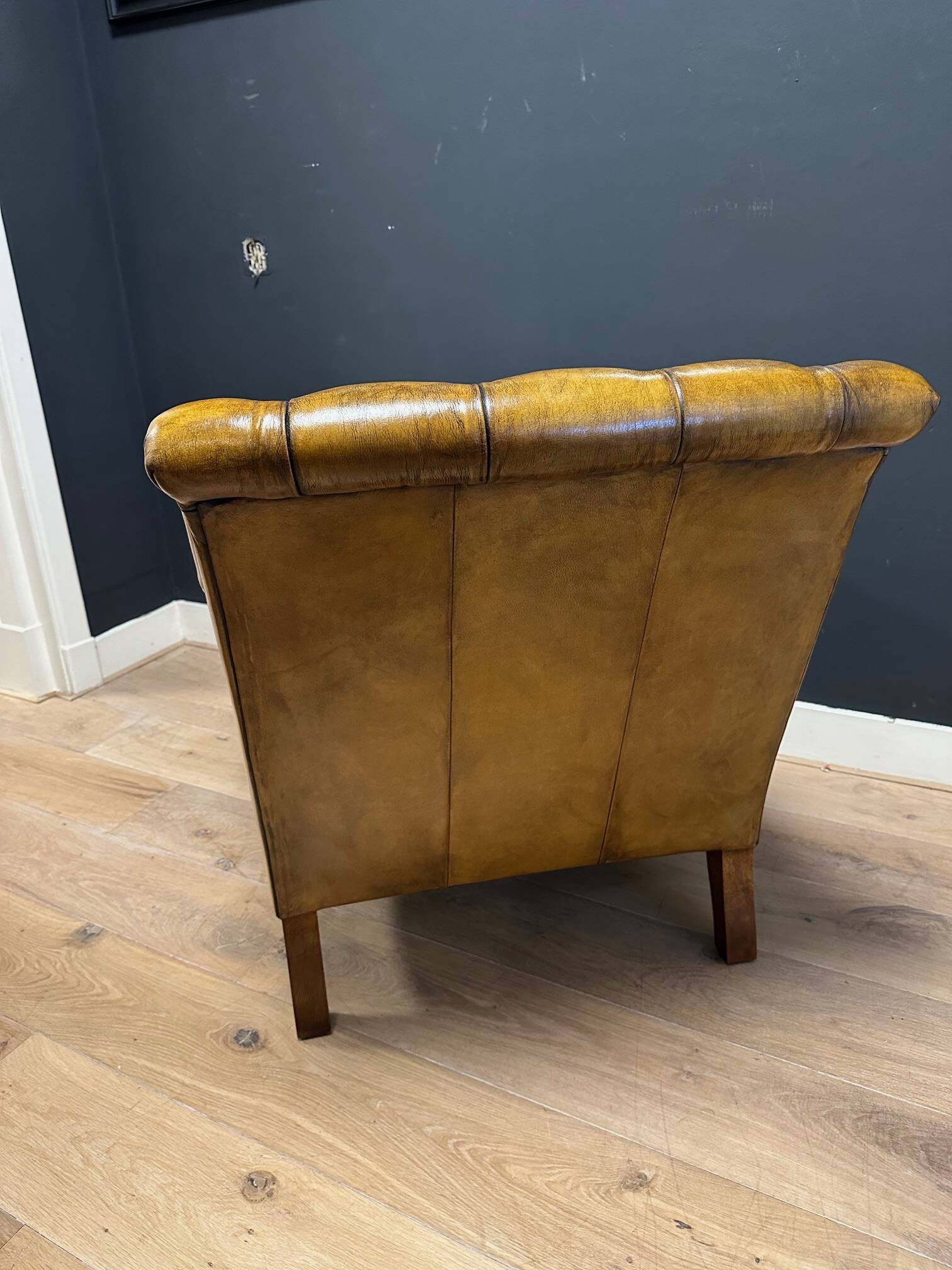 Set of 2 leather club chairs