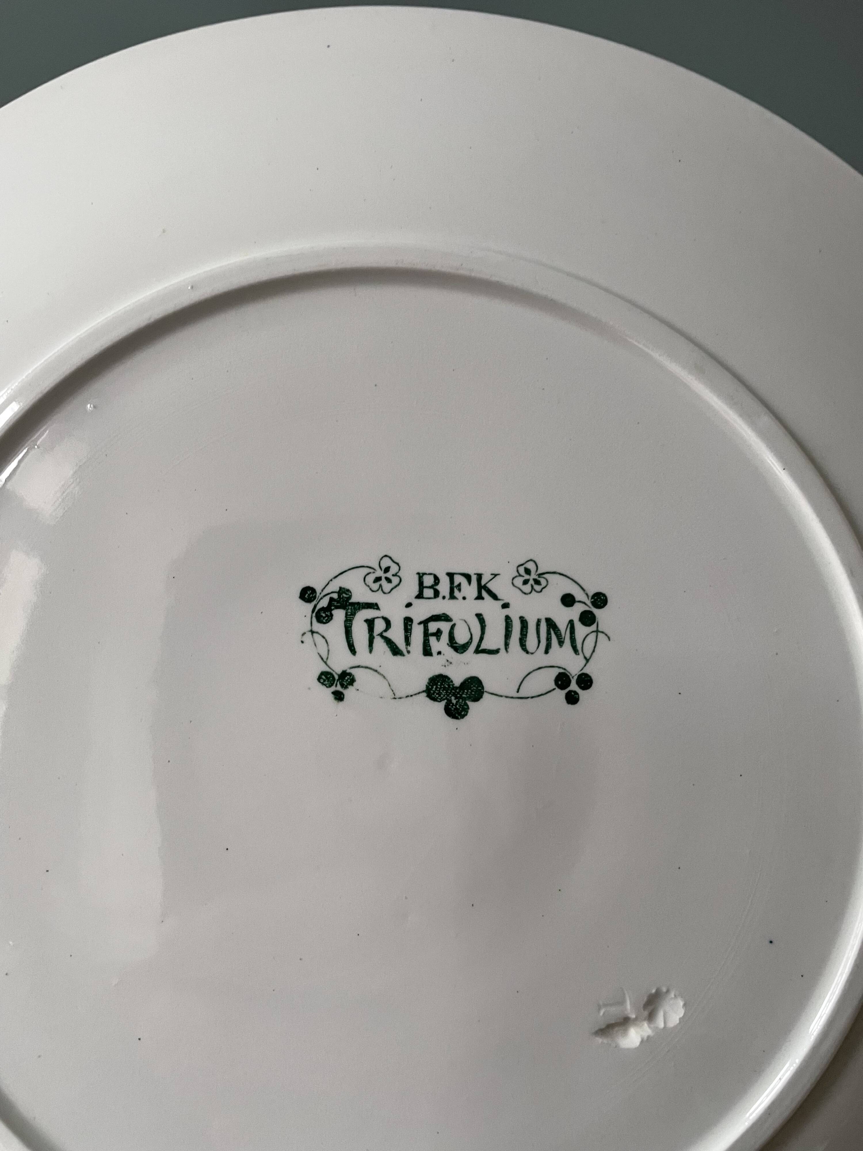 Lot de 12 assiettes plates XIXème Boch Frères Keramis, modèle Trifolium