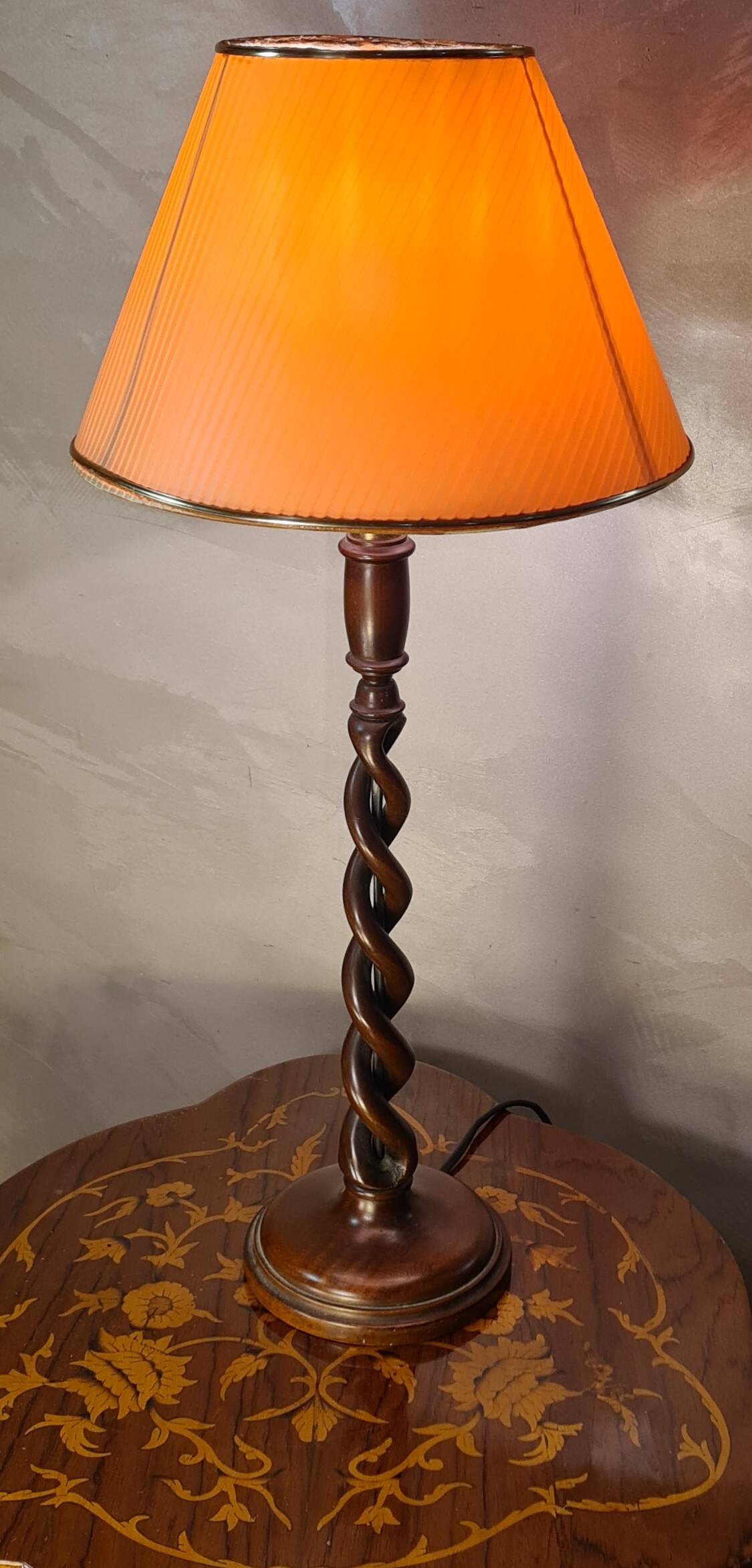 Twisted wood lamp